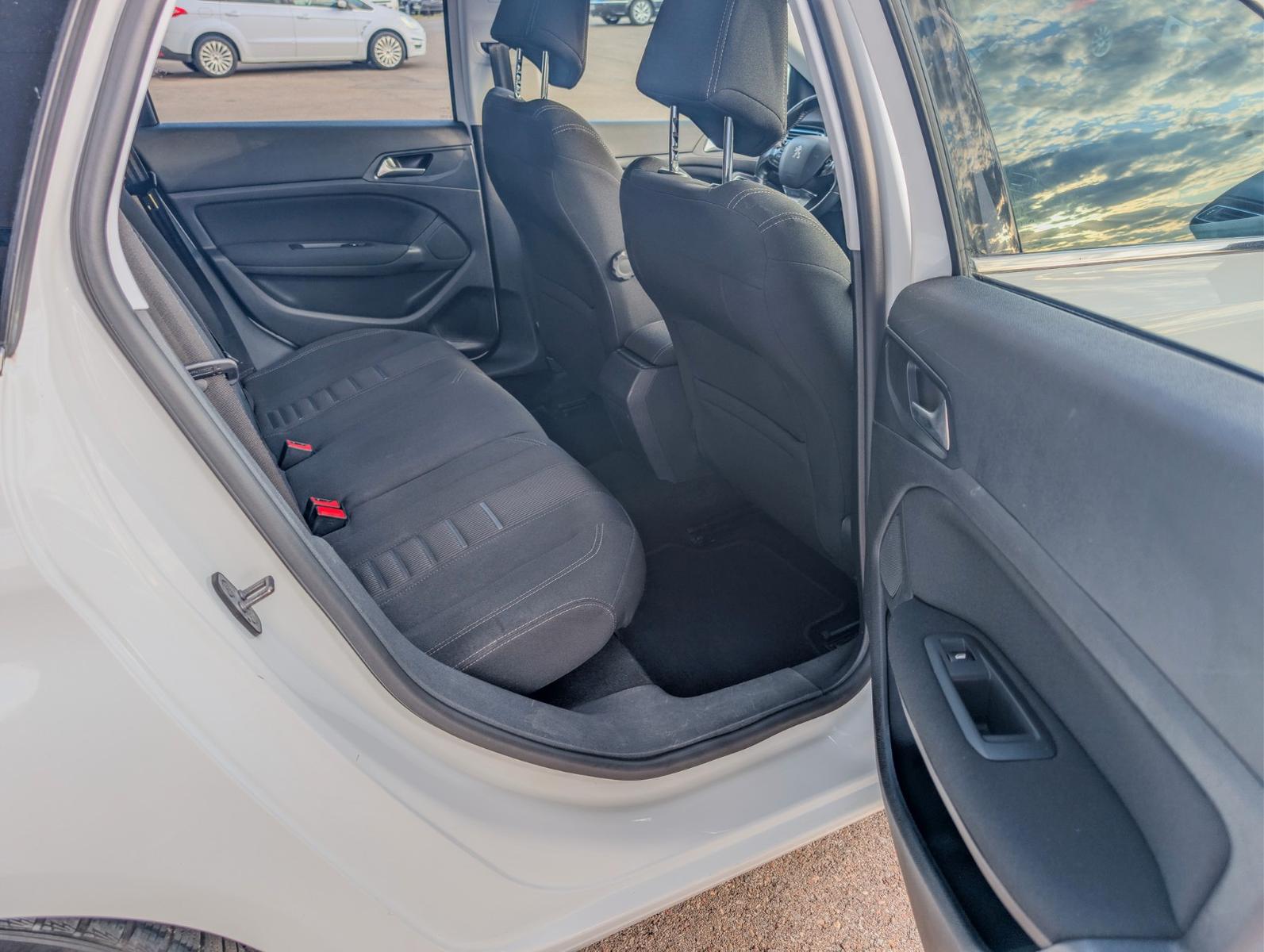 Peugeot 308 2014 — photo 21