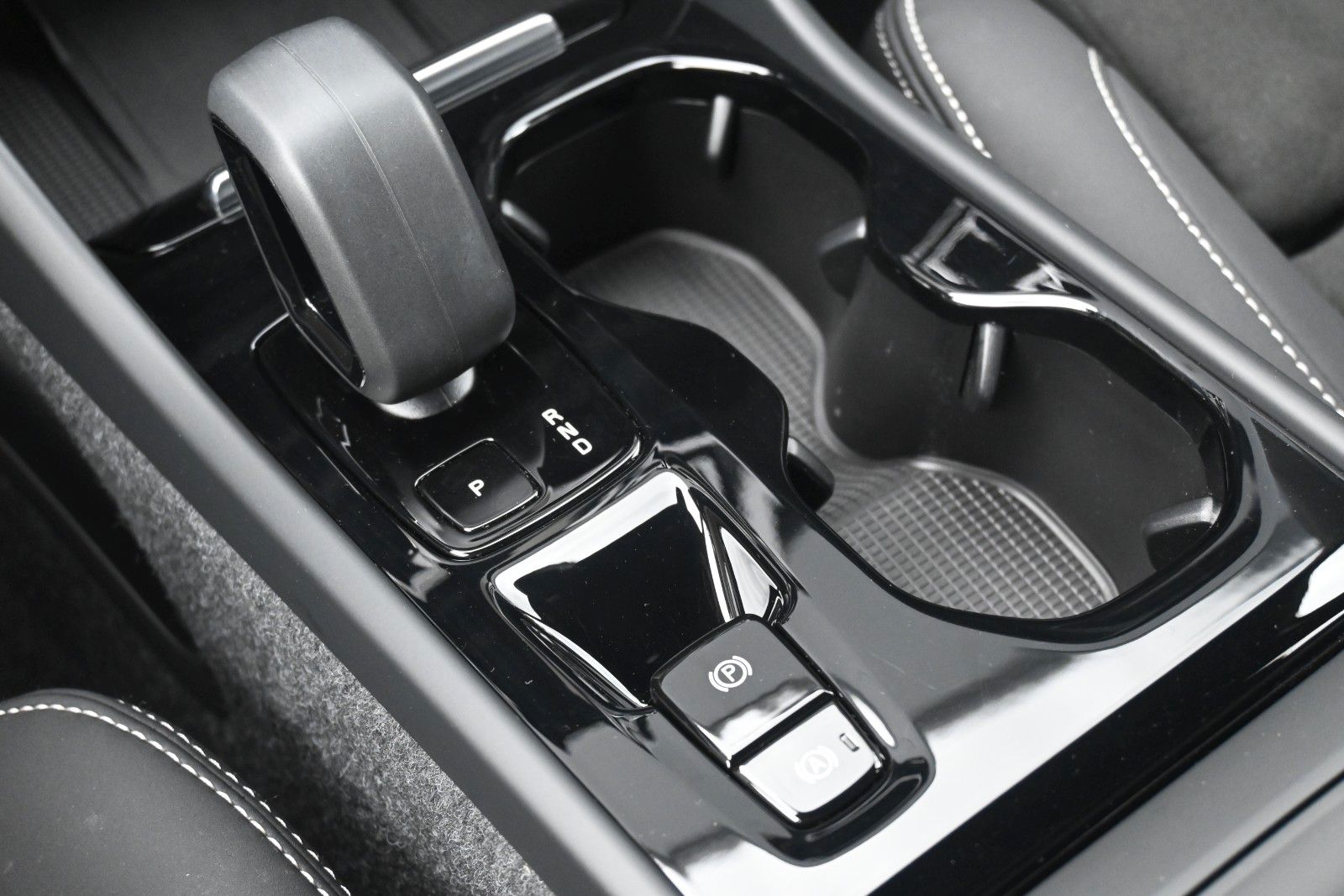 Fahrzeugabbildung Volvo XC40 B3 Plus Black Edition*LED*360*H&K*BLIS*20"