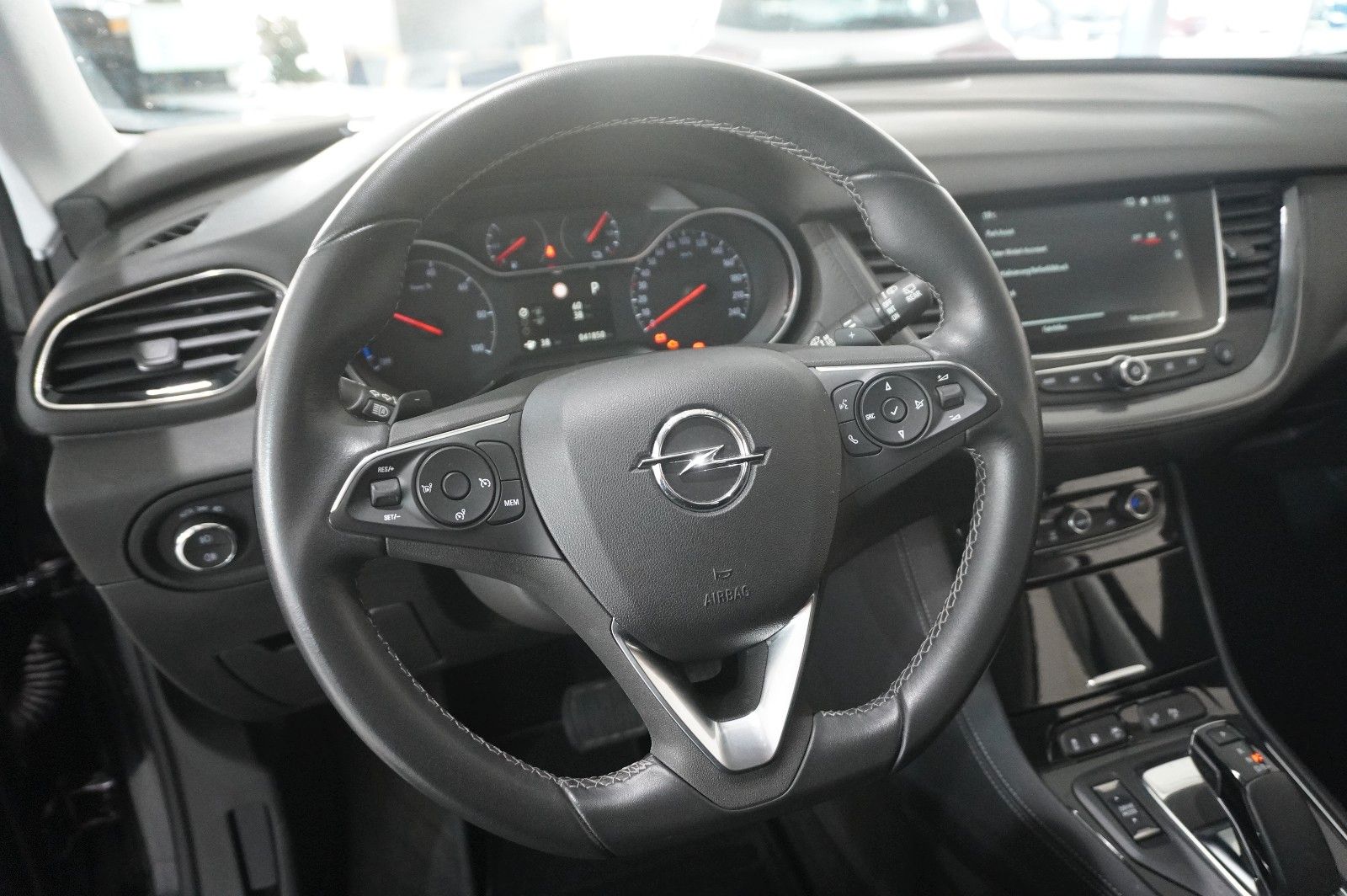 Fahrzeugabbildung Opel Grandland (X) 1.6T HYBRID NAVI/KAMERA/SH/SPORT