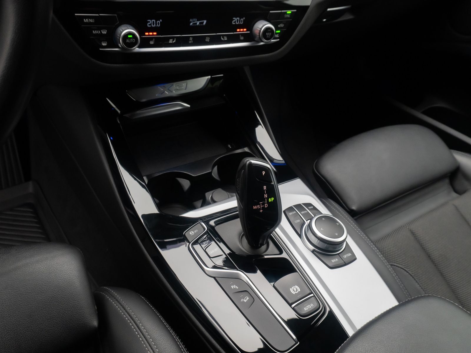 Fahrzeugabbildung BMW X3 xD20d Kamera HUD HiFi AHK Komfort Sport 19"