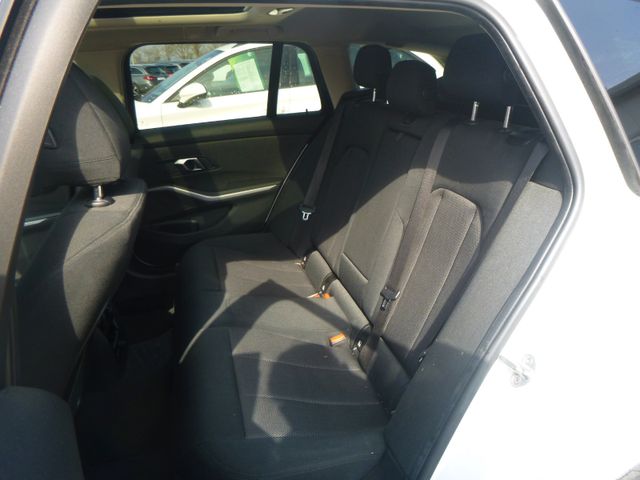 Fahrzeugabbildung BMW 320d Touring >HeadUp/AHK/LED/PANO/PDC/SHZ<