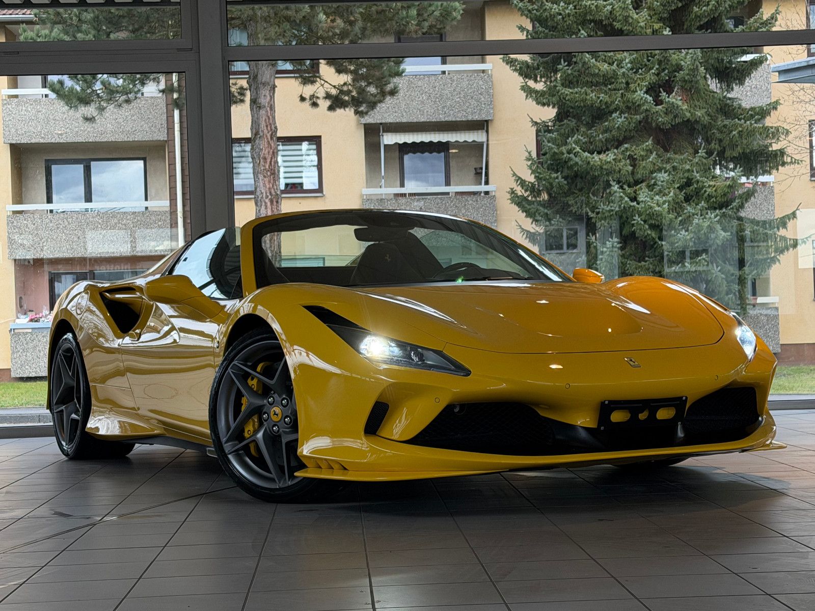 Fahrzeugabbildung Ferrari F8 Spider /LIFT/KAMERA/CARBON-LED-LENK./MEMORY