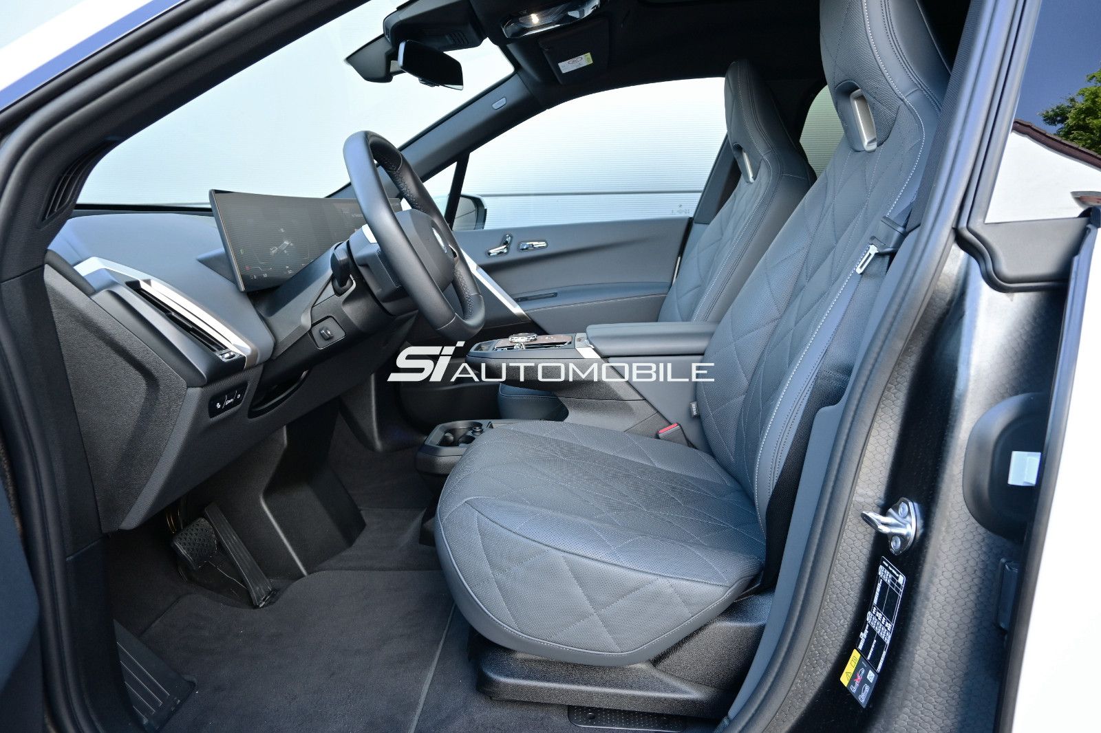 Fahrzeugabbildung BMW iX xDrive50 °AHK°AMIDO°LUFTFEDERUNG°PARKING PROF