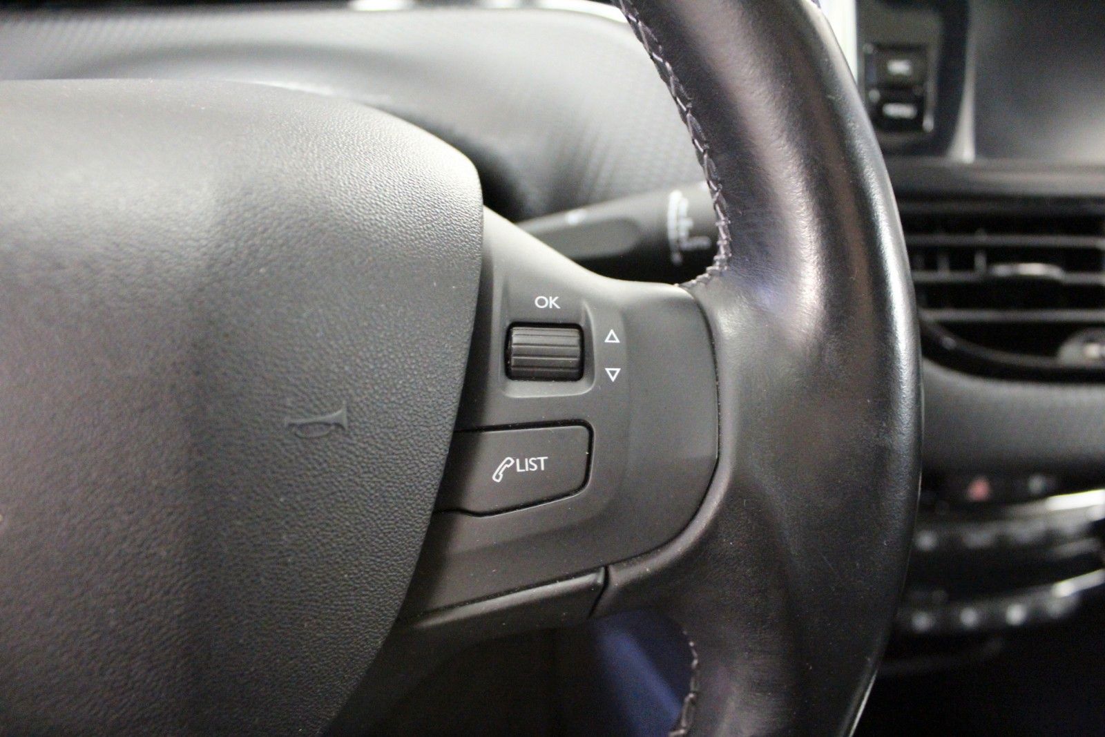 Fahrzeugabbildung Peugeot 208 PureTech 110 Edition Panoramadach*Sitzheizun