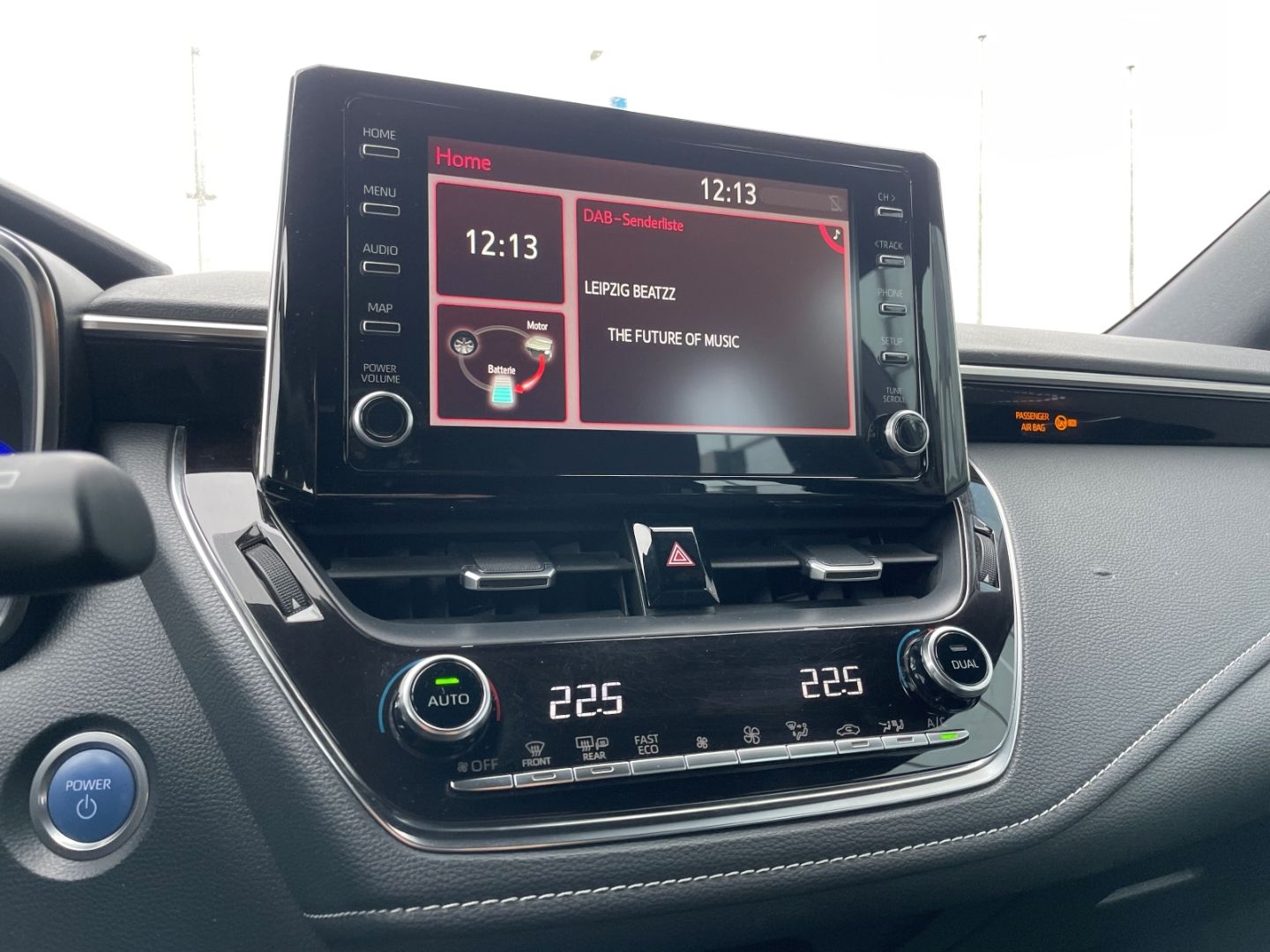 Fahrzeugabbildung Toyota Corolla Hybrid LED Verkehrszeichenerk HeadUpDis