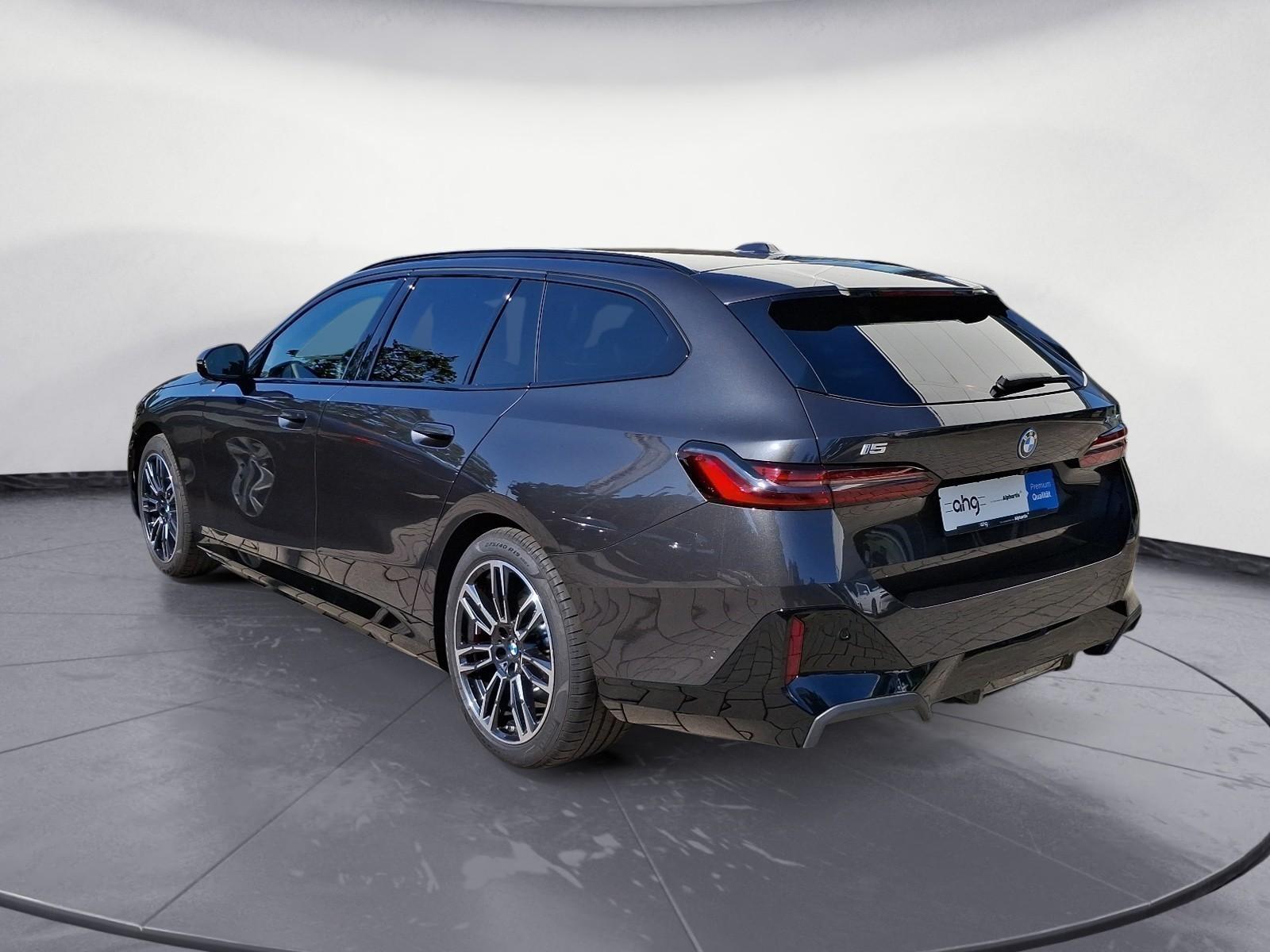 BMW i5 xDrive40 Touring M Sportpaket Pro AHK Driving