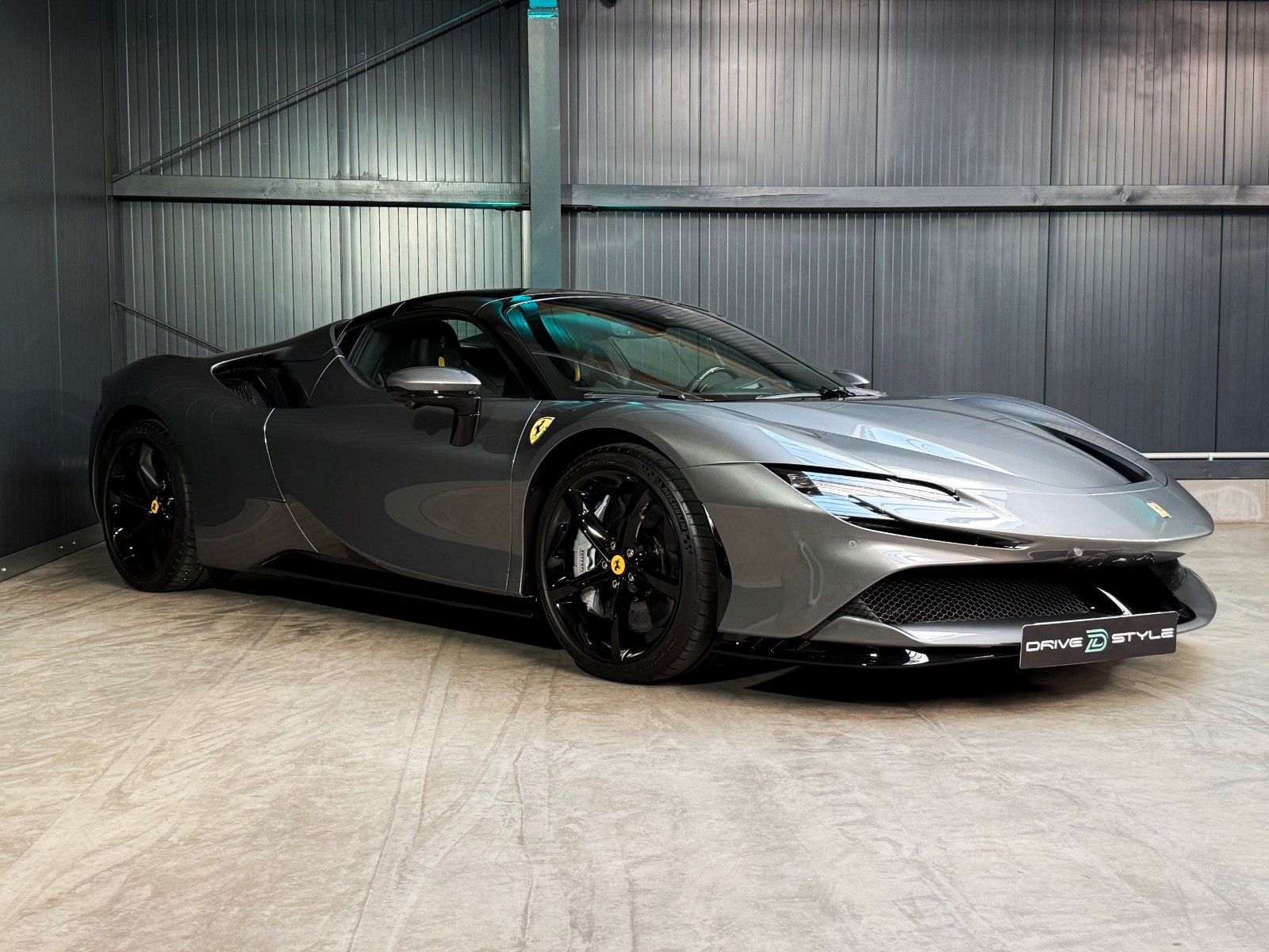 Fahrzeugabbildung Ferrari SF90 + Grigio Ferro + 2.257 km + Lift + Daytona