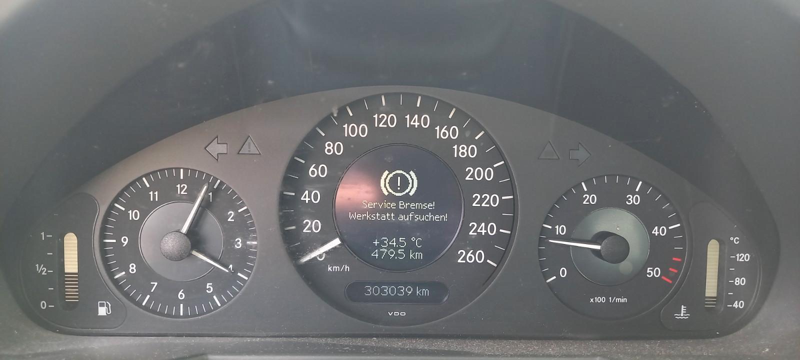 Mercedes-Benz E220 2004 — photo 17