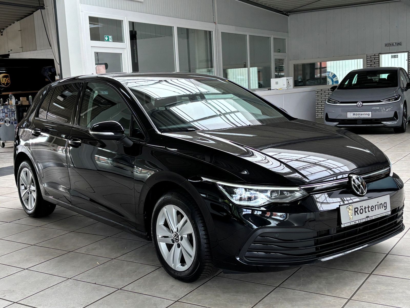 Fahrzeugabbildung Volkswagen Golf VIII Life + LED+NAVI+SHZ+LHZ+GJR