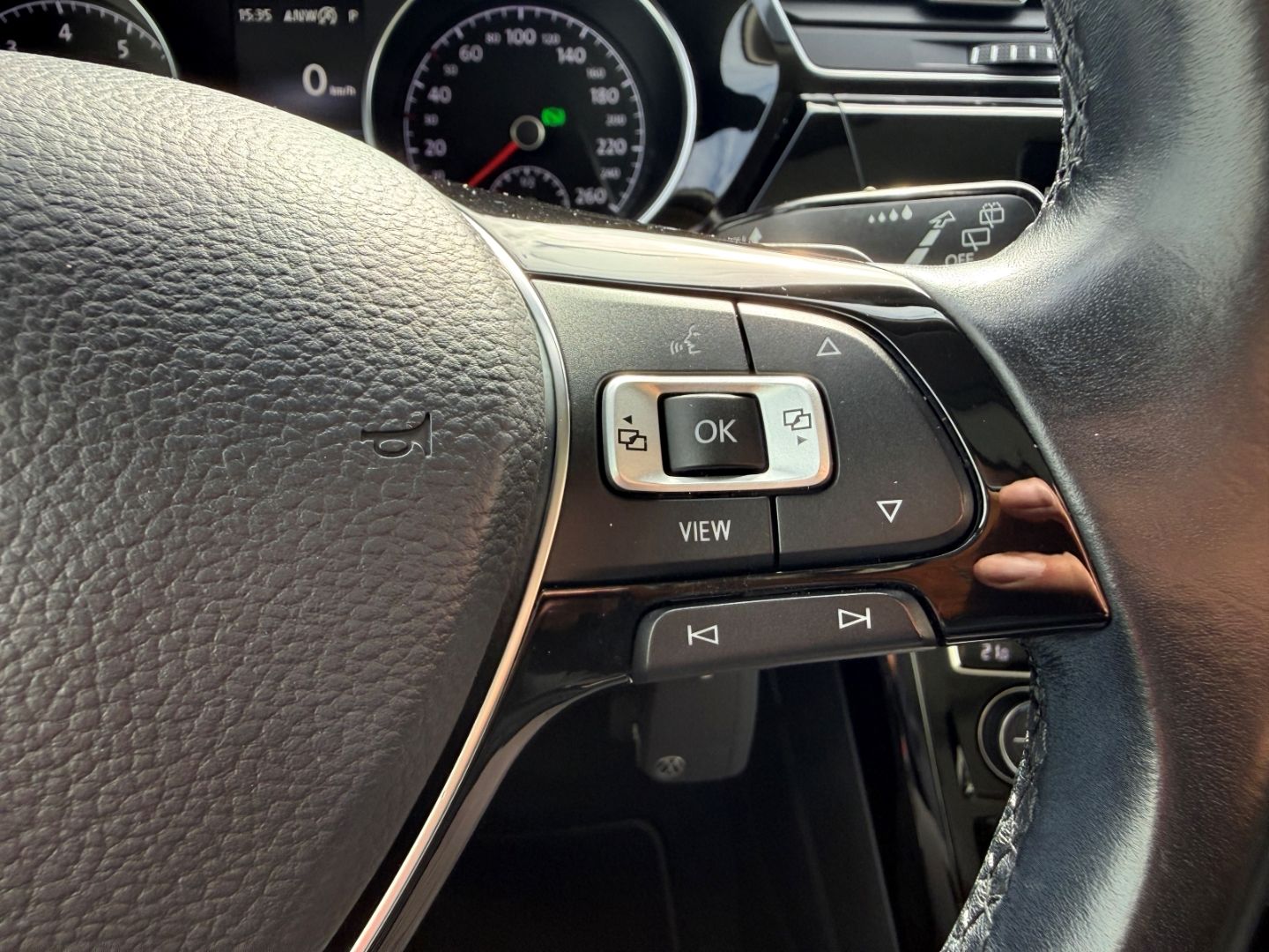 Fahrzeugabbildung Volkswagen Touran Highline BMT Sportpaket AHK Pano Navi LED