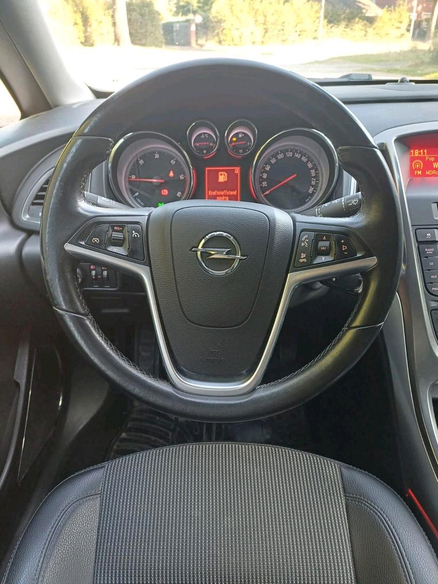 Opel Astra 2012 — photo 11