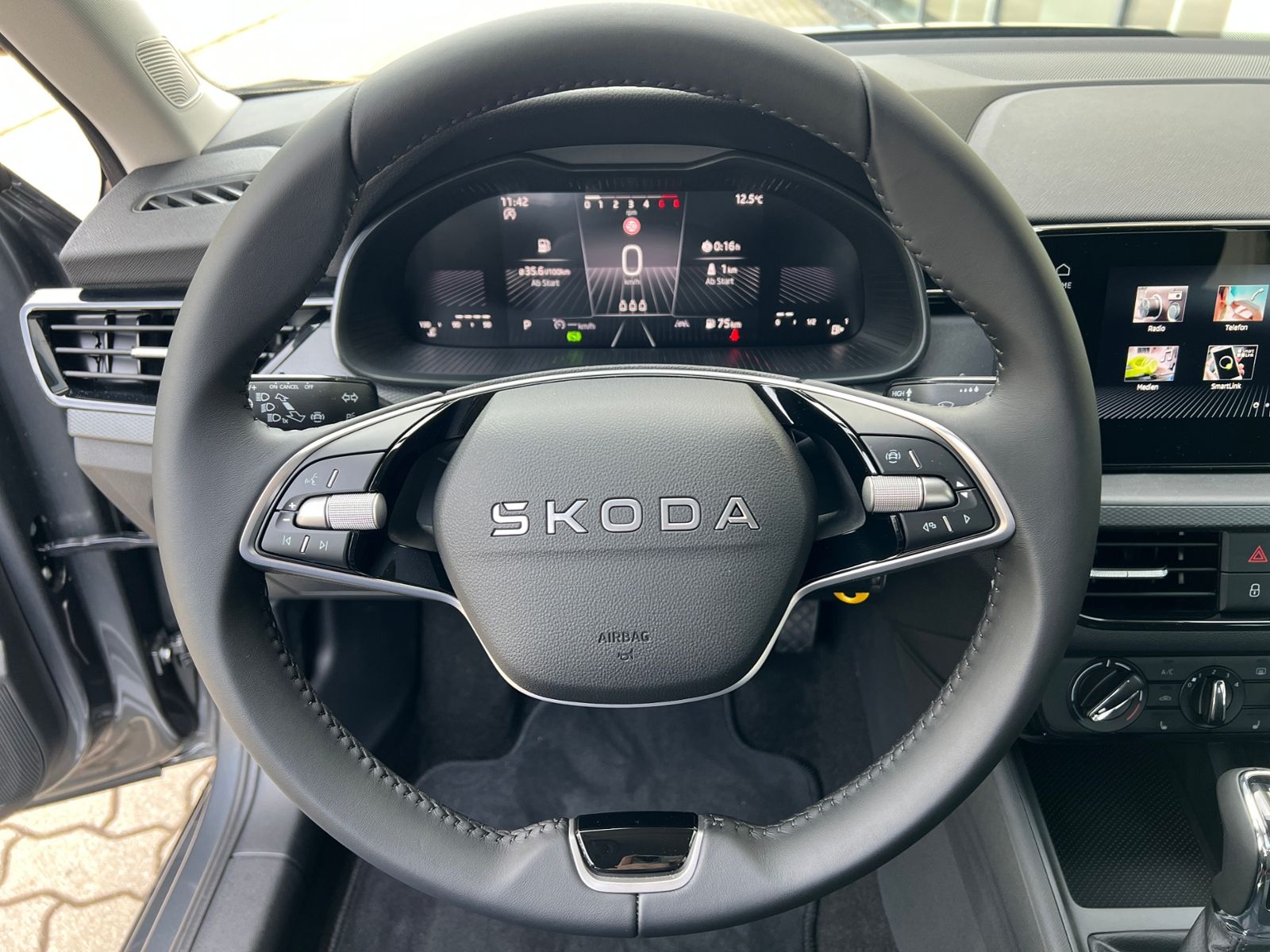 Fahrzeugabbildung SKODA Kamiq Essence 1.0 TSI DSG *Vorb. AHK, LED, Sitzh