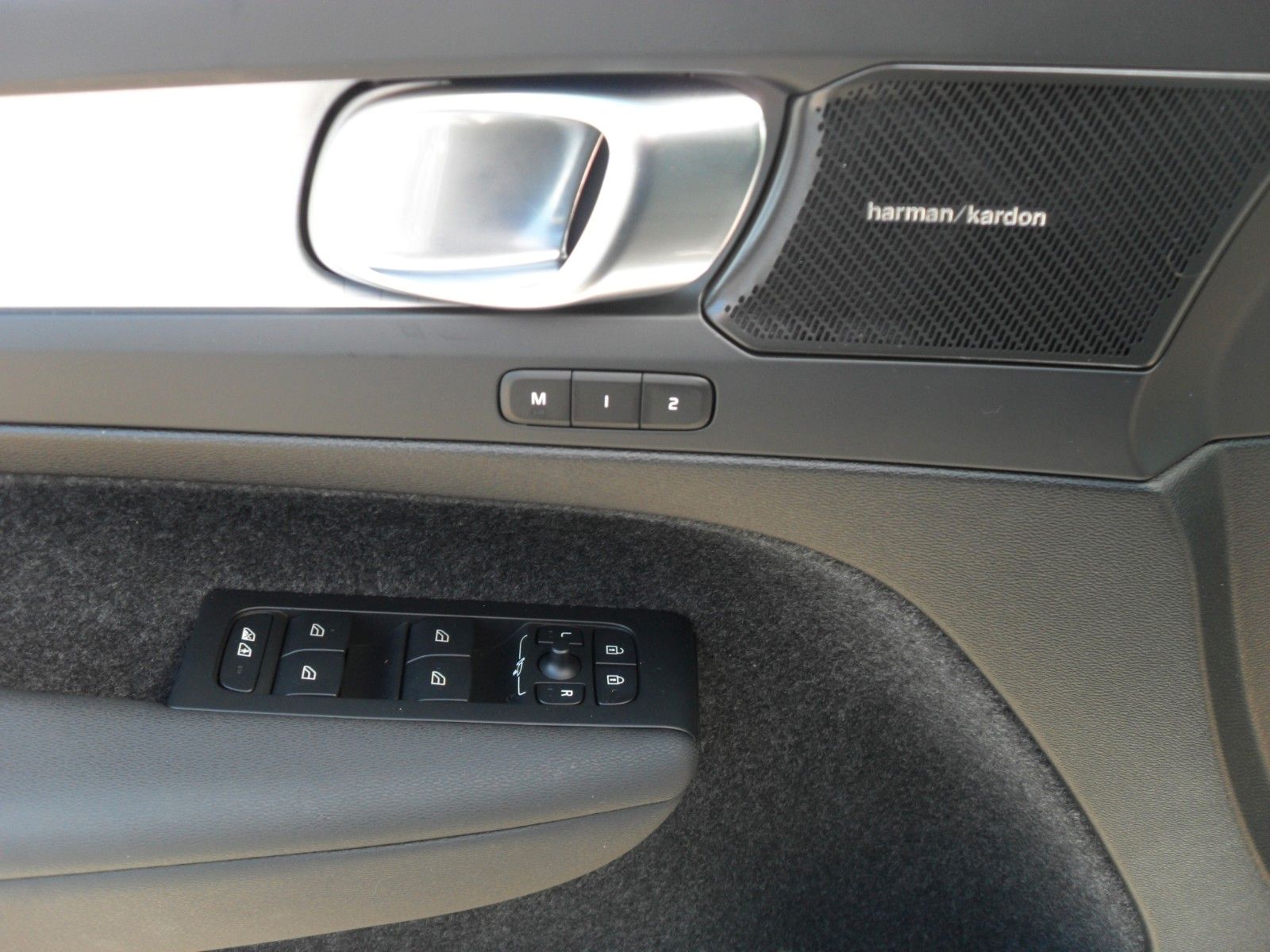 Fahrzeugabbildung Volvo XC 40 B3 Plus Black Edition | 360° | Panor.