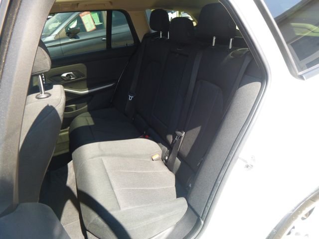 Fahrzeugabbildung BMW 320d Touring >HeadUp/AHK/LED/PANO/PDC/SHZ<