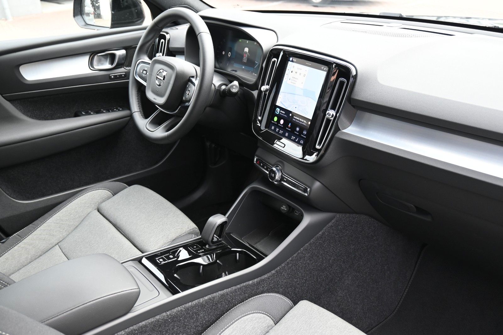 Fahrzeugabbildung Volvo XC40 B3 DKG Plus Dark*STDHZG*360°*H&K*ACC