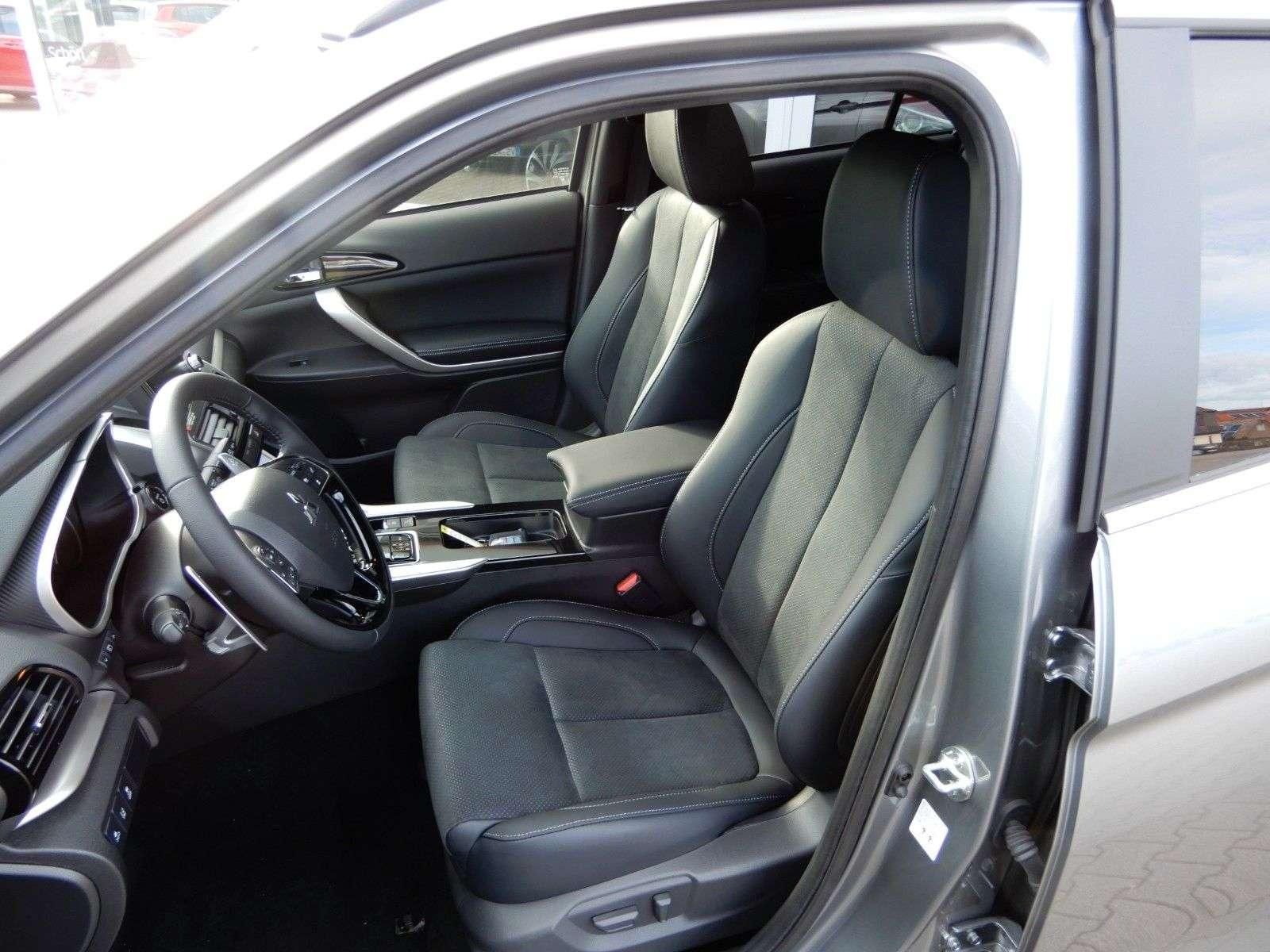 Fahrzeugabbildung Mitsubishi Eclipse Cross 2.4 PHEV SELECT 4WD Navi LED
