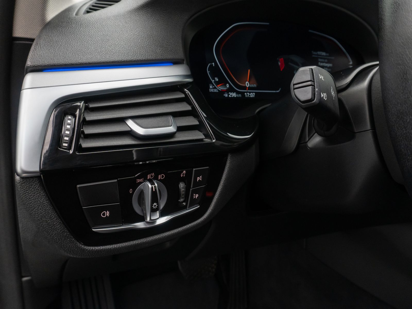 Fahrzeugabbildung BMW 520d xD  DAB Laser HUD Kamera AHK ALarm Komfort