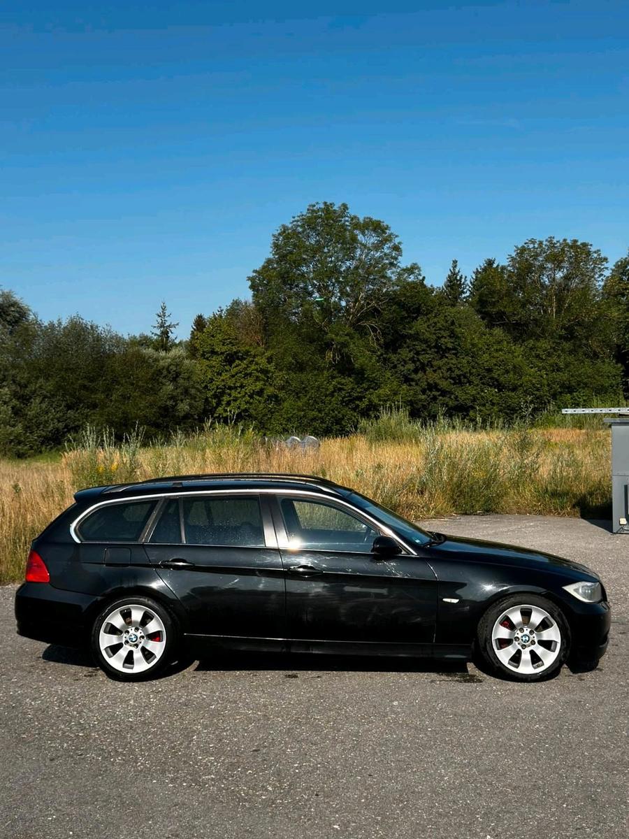 BMW 325 2005 — rear view
