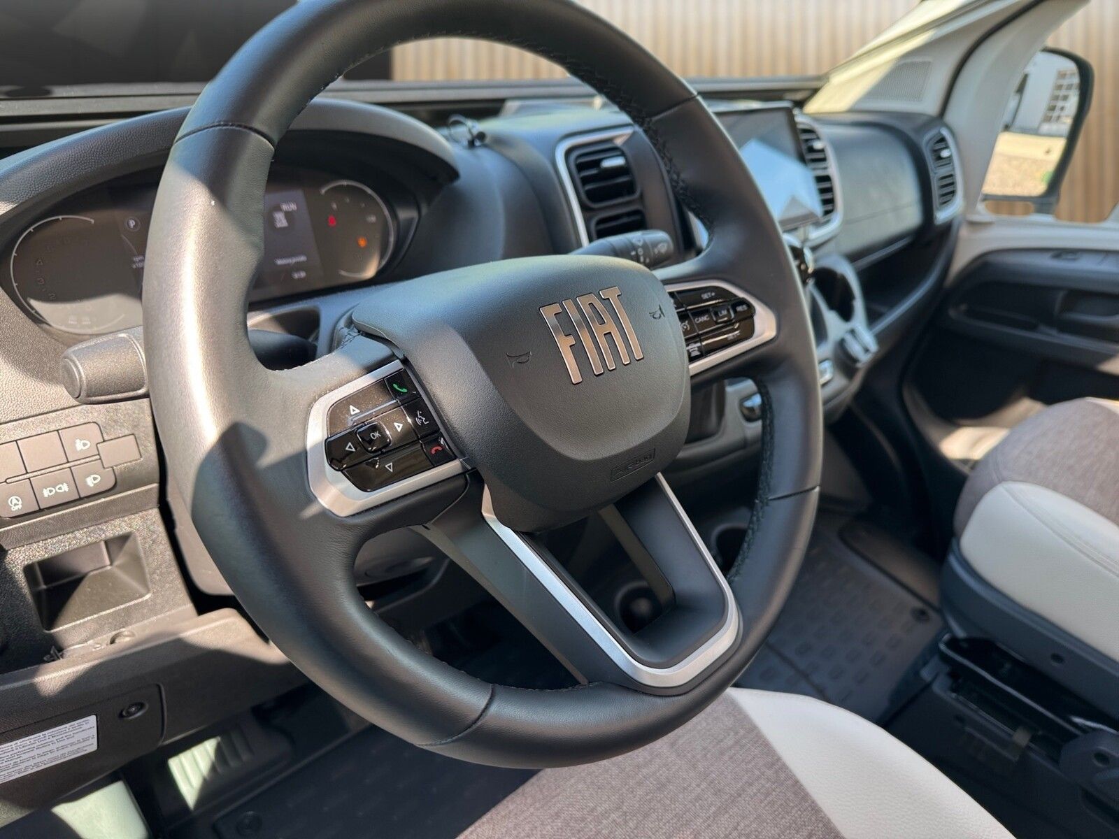 Fahrzeugabbildung Eura Mobil Van V 635 EB 180 PS, Automatik, Panoramadach