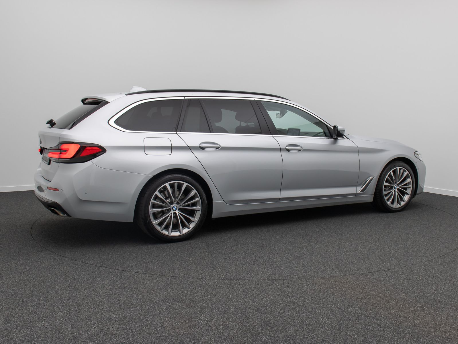Fahrzeugabbildung BMW 530d Kamera DAB HiFi Panorama HUD Sport 19Zoll