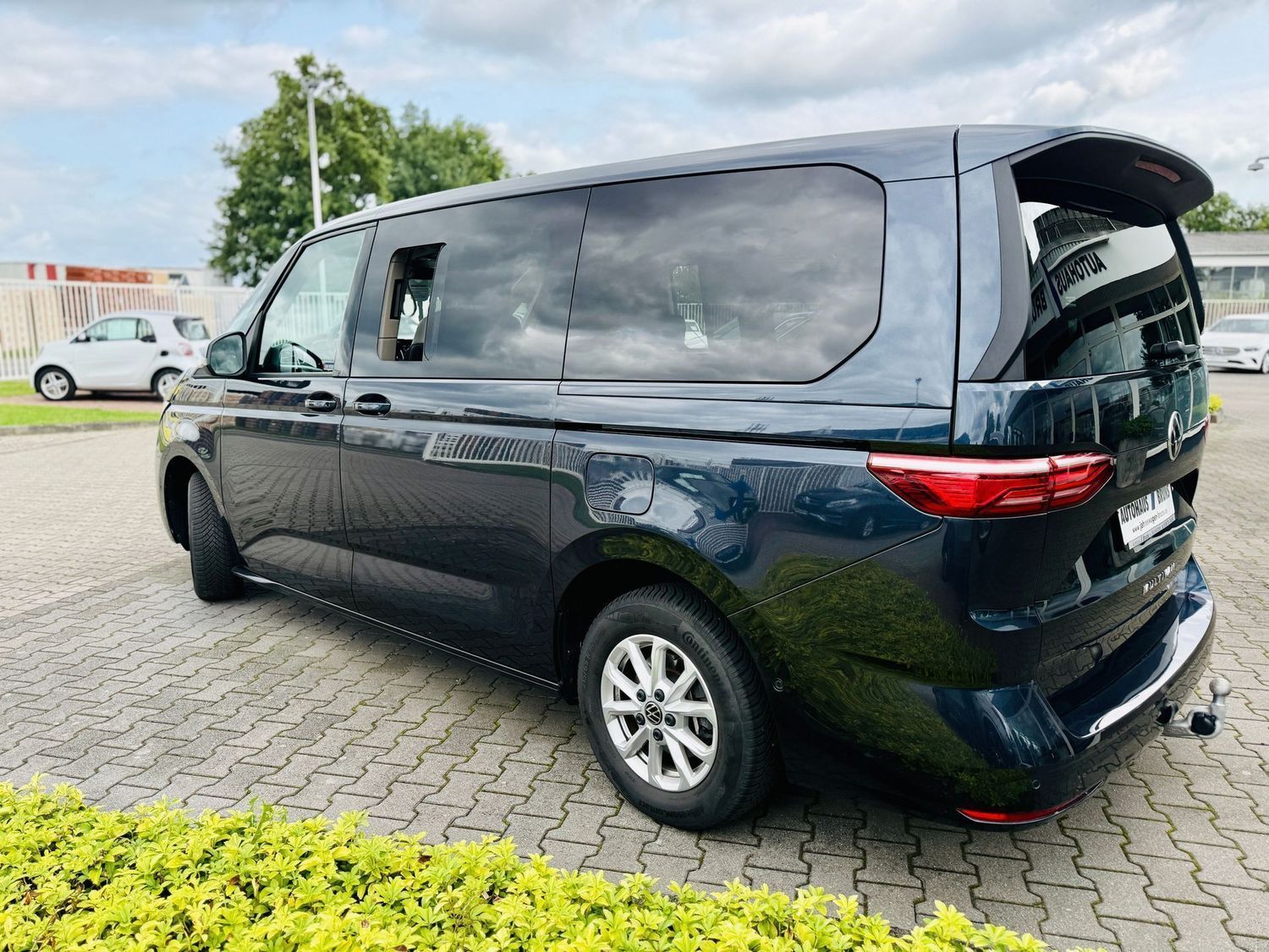 Fahrzeugabbildung Volkswagen T7 Multivan 2,0 TDI LANG, 7-Sitze, DSG, LED, AHK