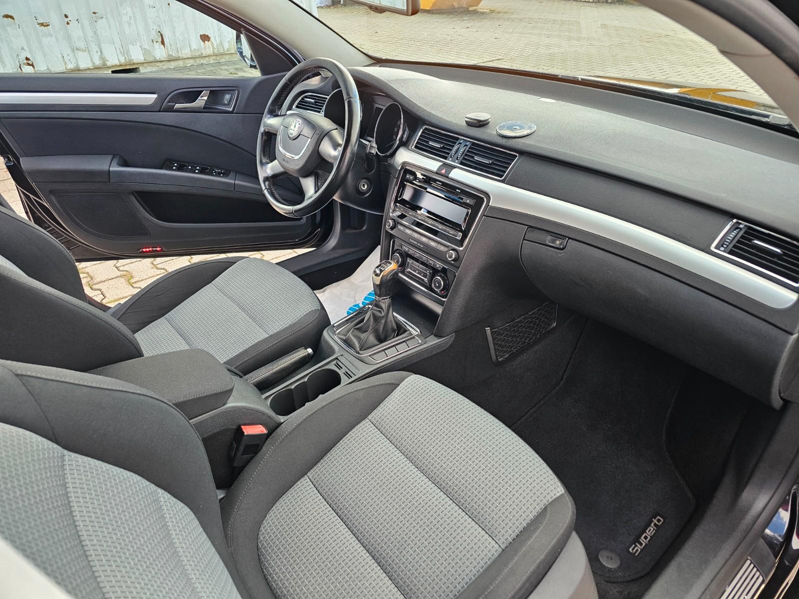 Skoda Superb 2011 — фото 13