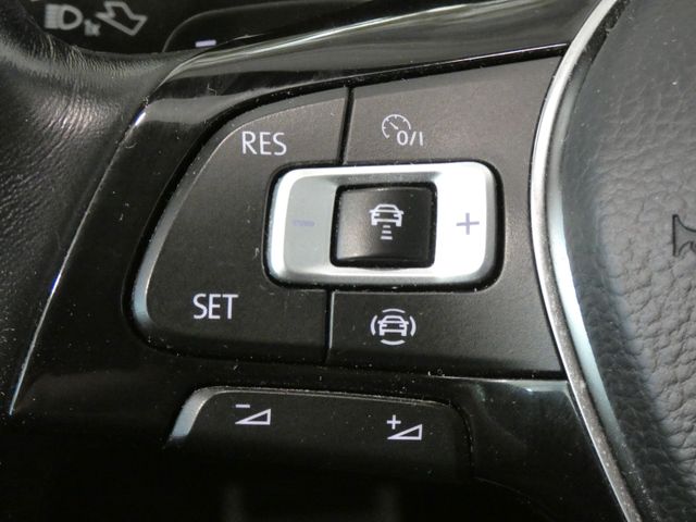Golf VII 2.0 TDI IQ.DRIVE R-LINE DSG ACC STHZ