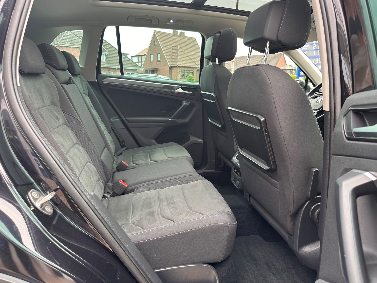 Fahrzeugabbildung Volkswagen Tiguan 2.0 TDI 4M Highline Pano/AHK/ACC/Navi/LED