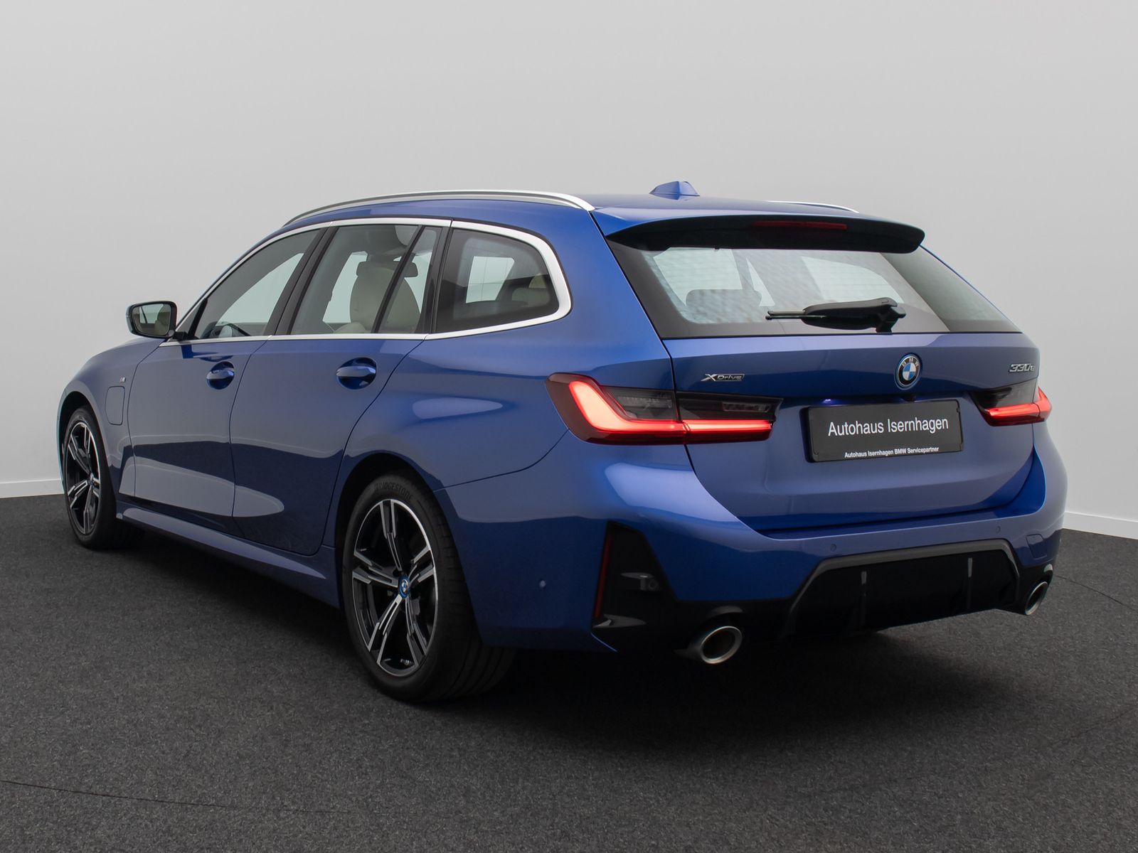 Fahrzeugabbildung BMW 330e xD  M Sport Panorama Kamera HUD DAB HiFi