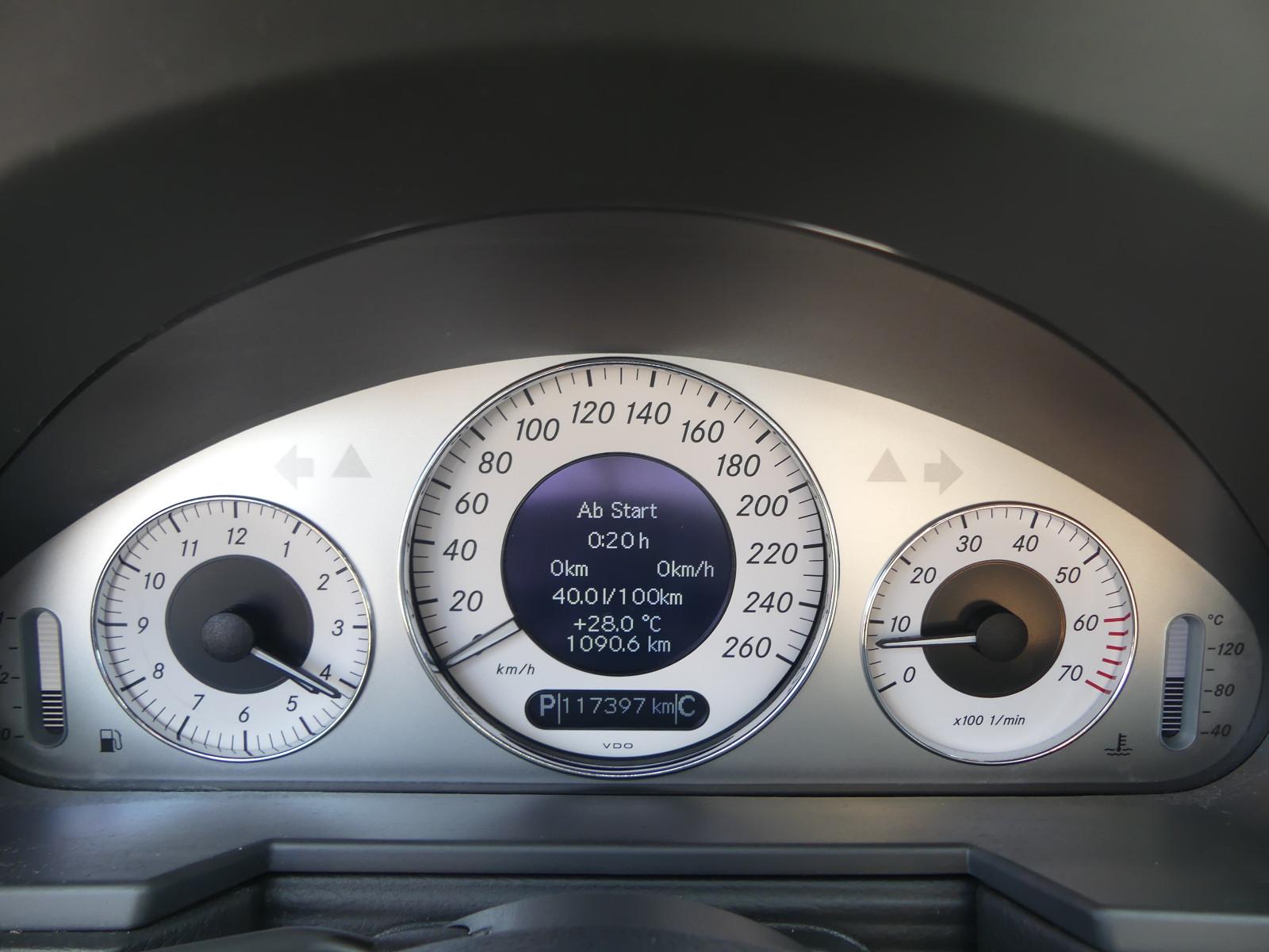 Mercedes-Benz E200 2004 — photo 16