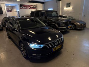 Volkswagen Passat - 1