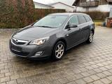 Opel Astra J Sports Tourer Innovation 1.4 Turbo XENON - Opel Astra aus 2011: Turbo