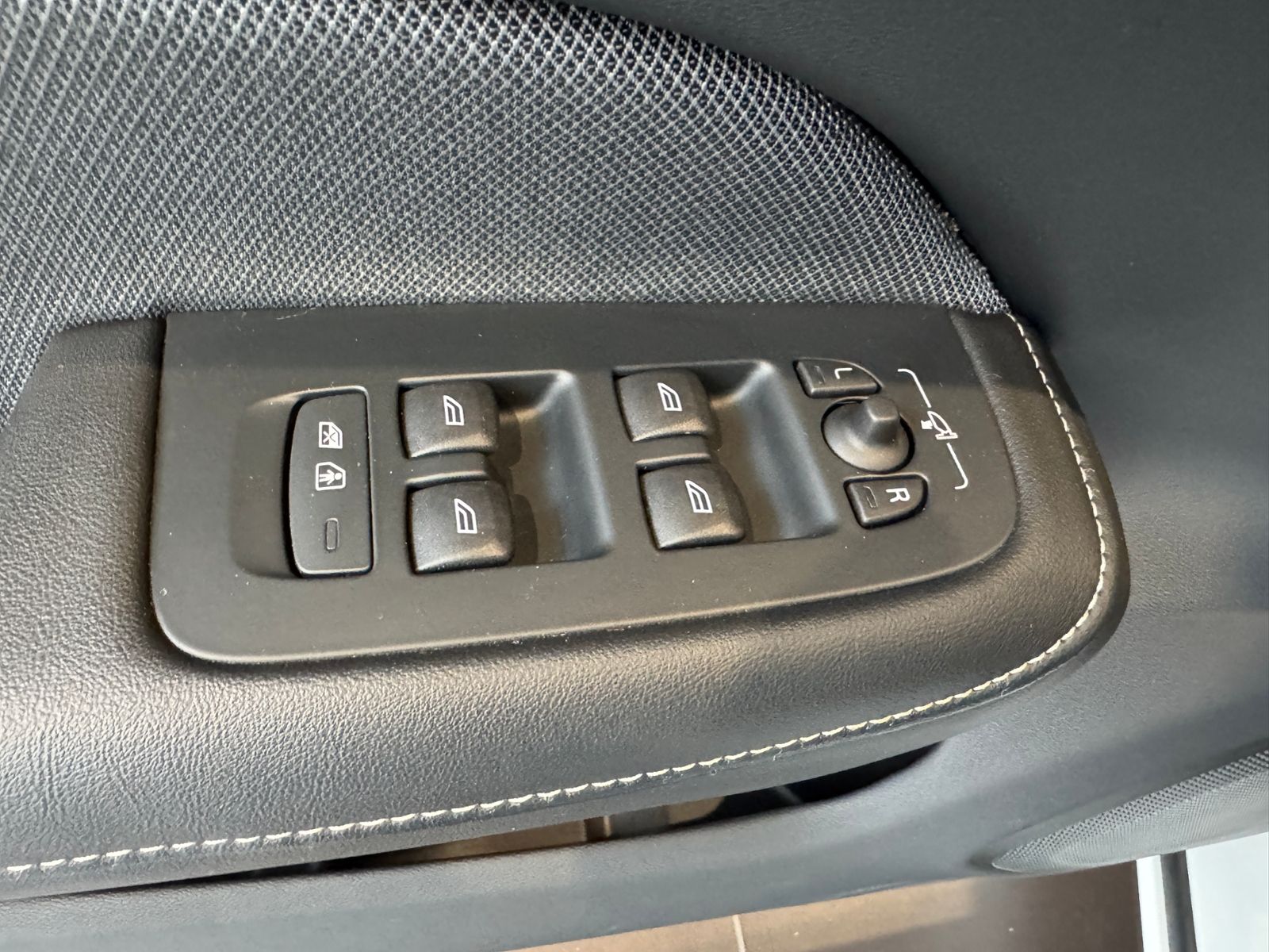 Fahrzeugabbildung Volvo S60 Lim. Plus Dark PANO 360° H/K LED