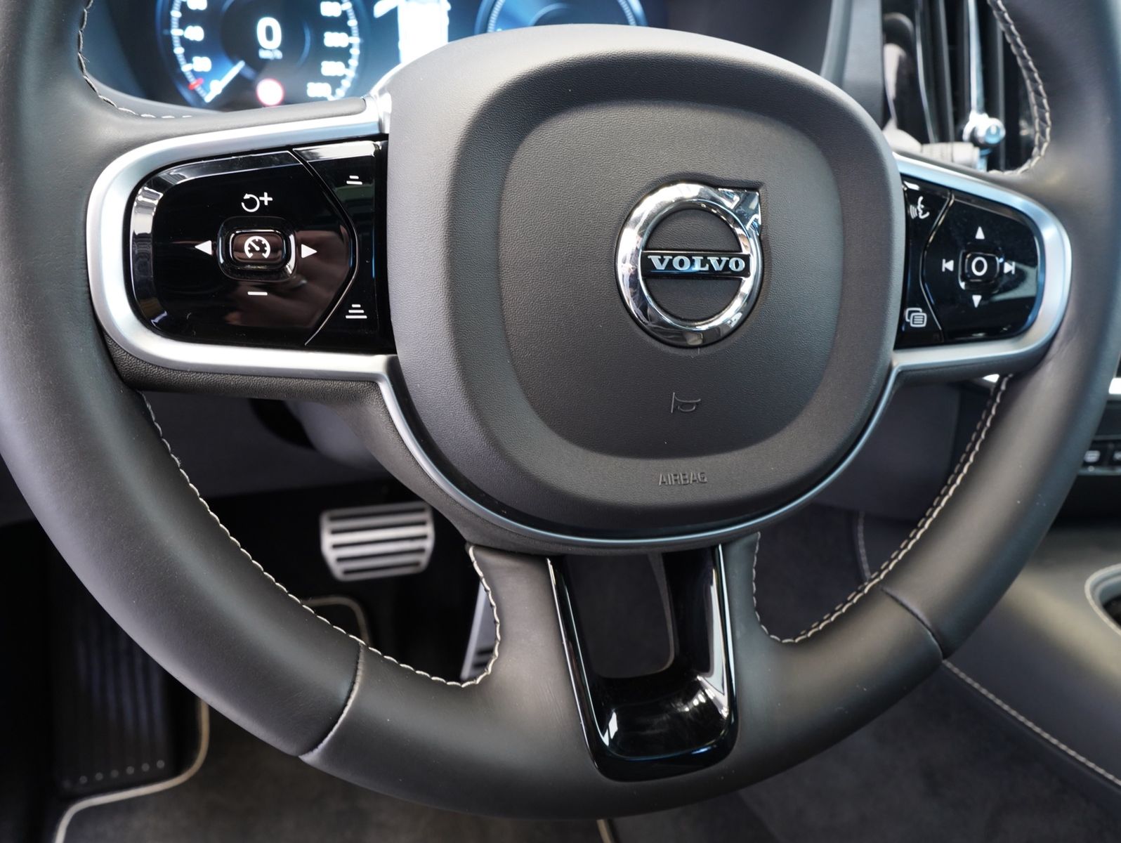 Fahrzeugabbildung Volvo V60 T6 AWD Recharge Plug-In R Design INTELLISAFE