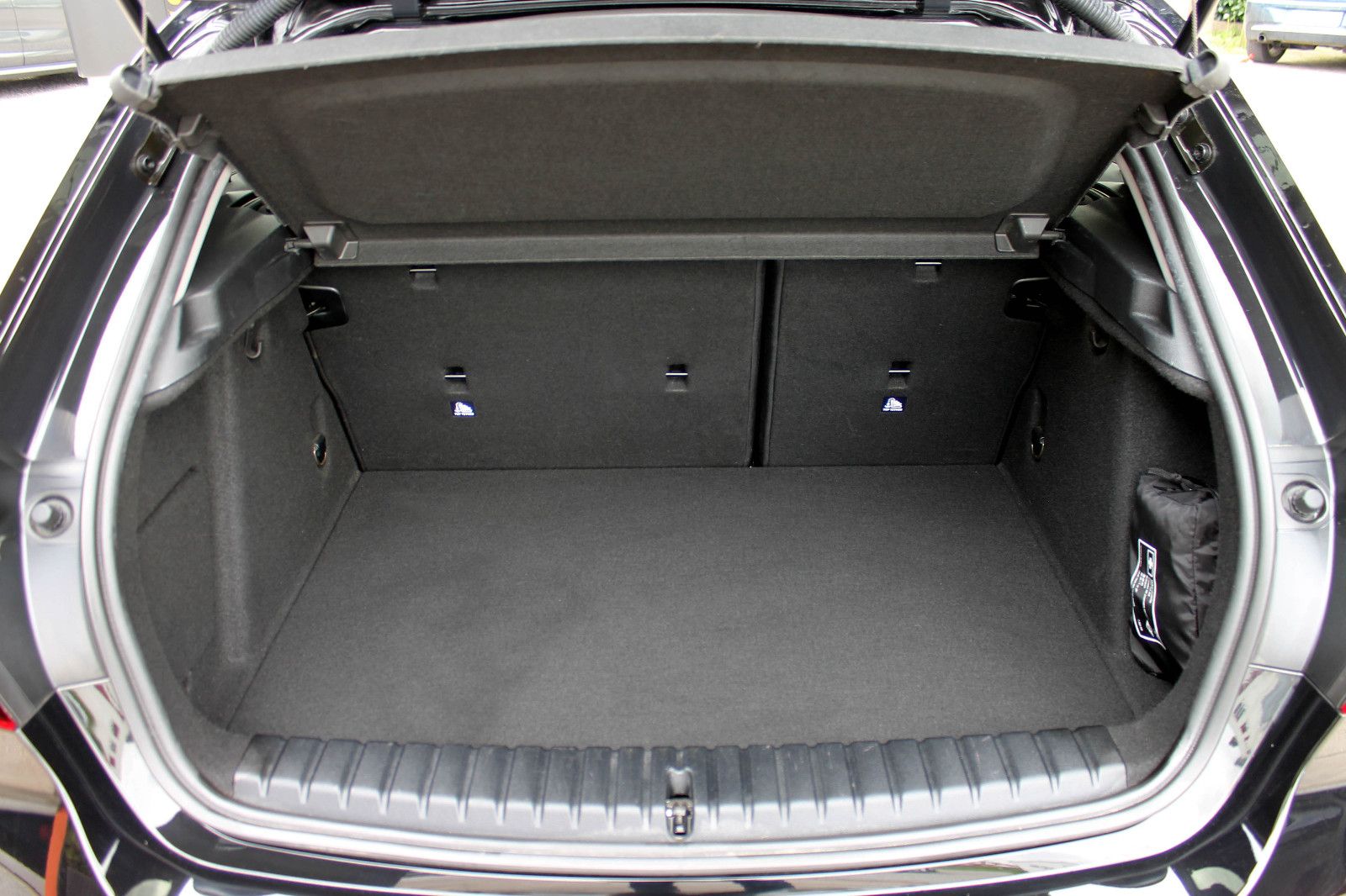 Fahrzeugabbildung BMW 118i Adv. Autom. GRA Navi LED PDC Bluet. Carplay