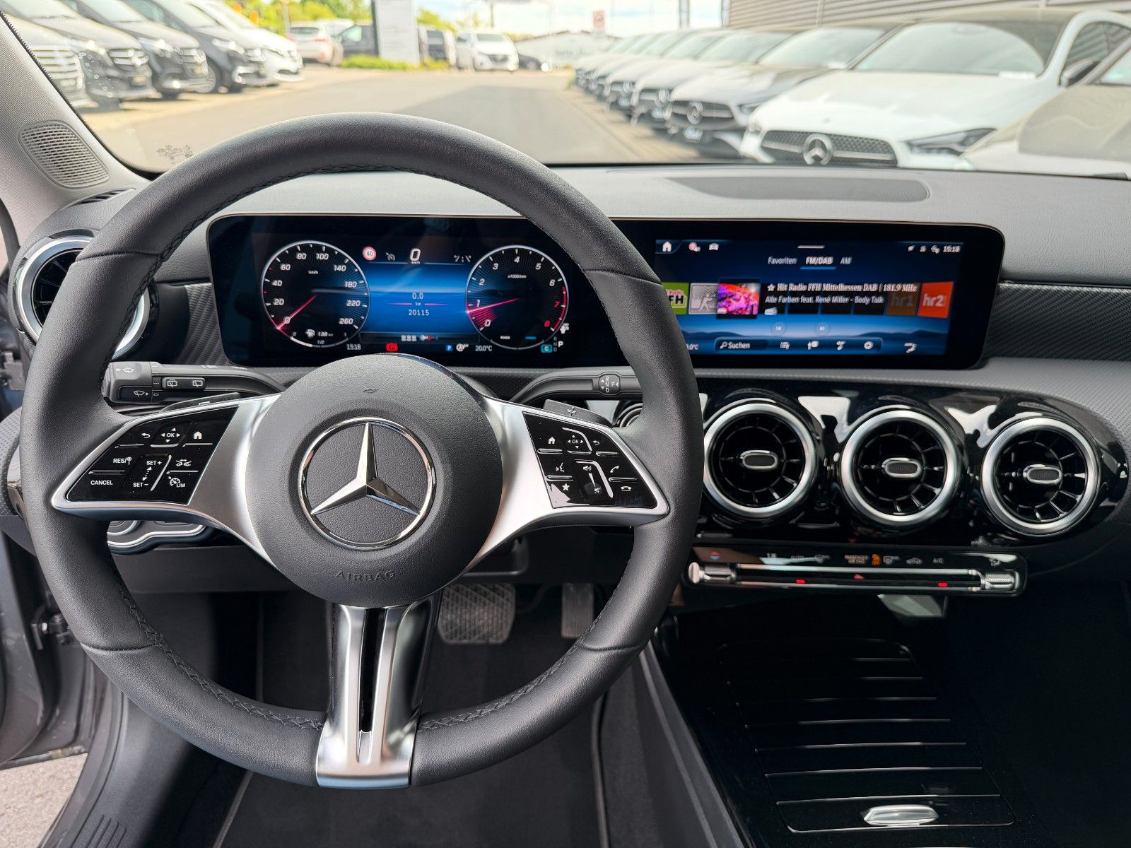 Fahrzeugabbildung Mercedes-Benz A 200 Progressive R-Kamera+LED+DAB+IHC+MBUX