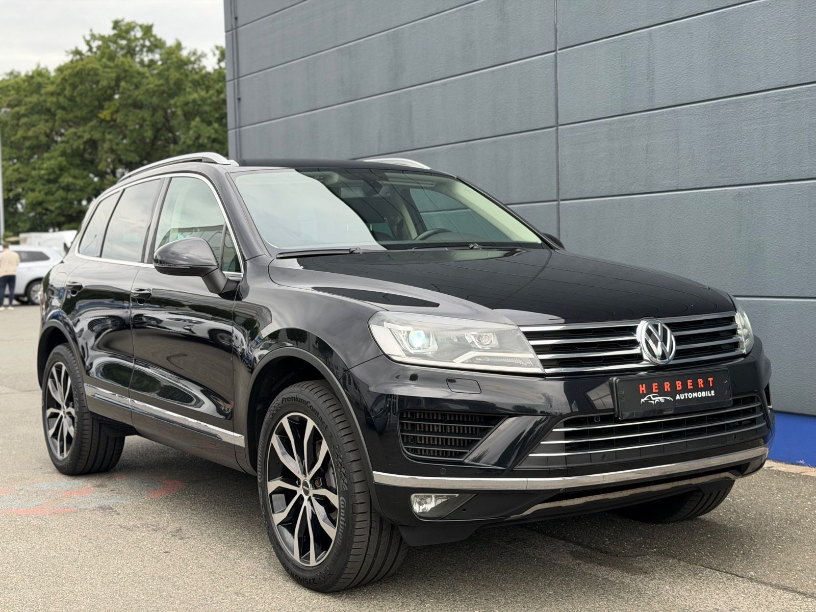 Volkswagen Touareg - 1