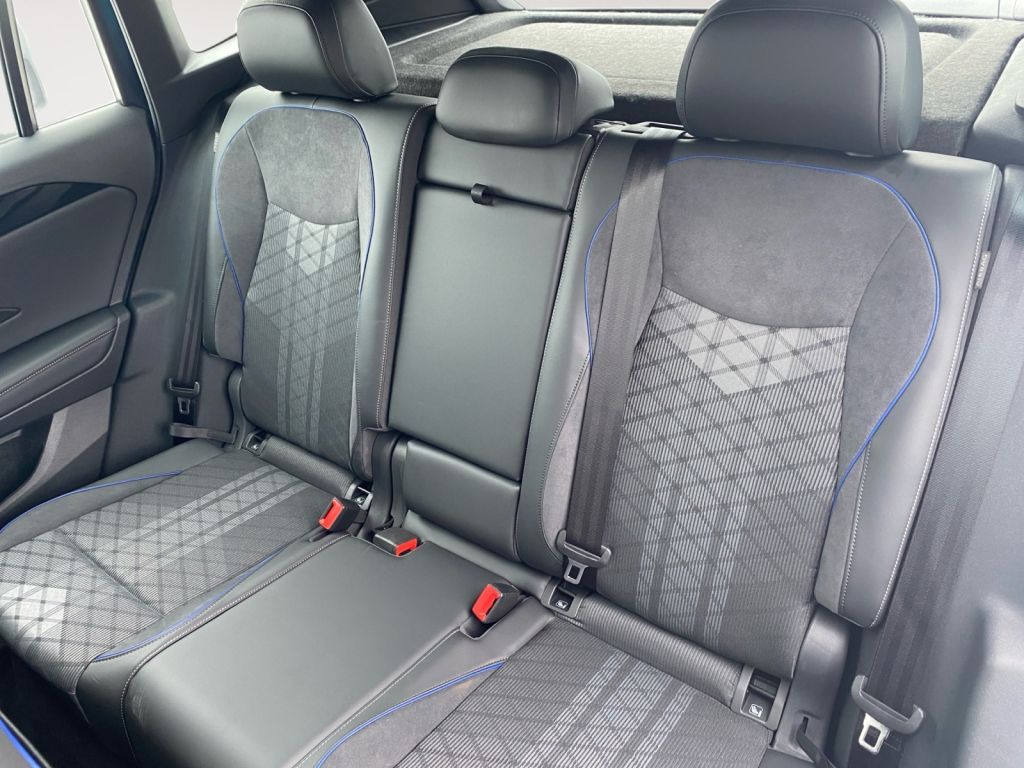 Fahrzeugabbildung Volkswagen Tiguan 1.5 eTSI DSG R-Line AHZV IQ Matrix Navi