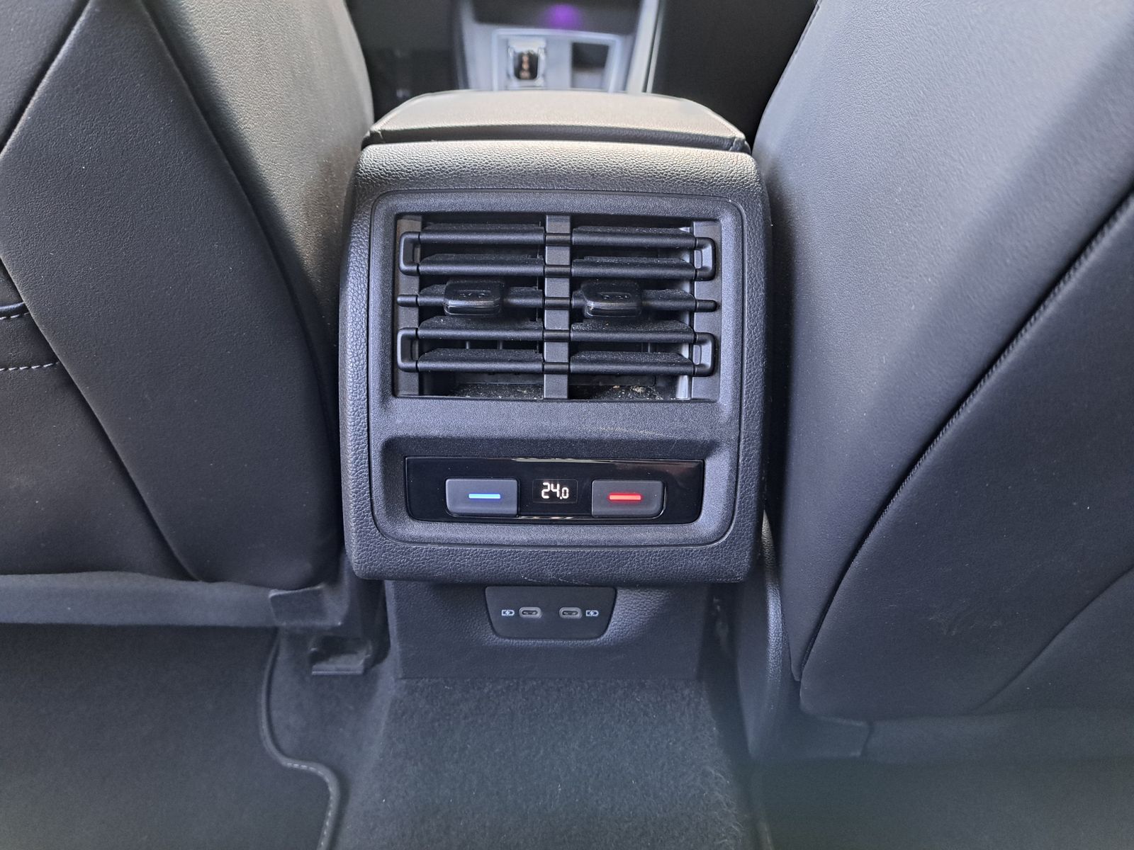 Fahrzeugabbildung Volkswagen Golf VIII 2.0 TDI DSG R-LINE MATRIX-LED NAVI ACC
