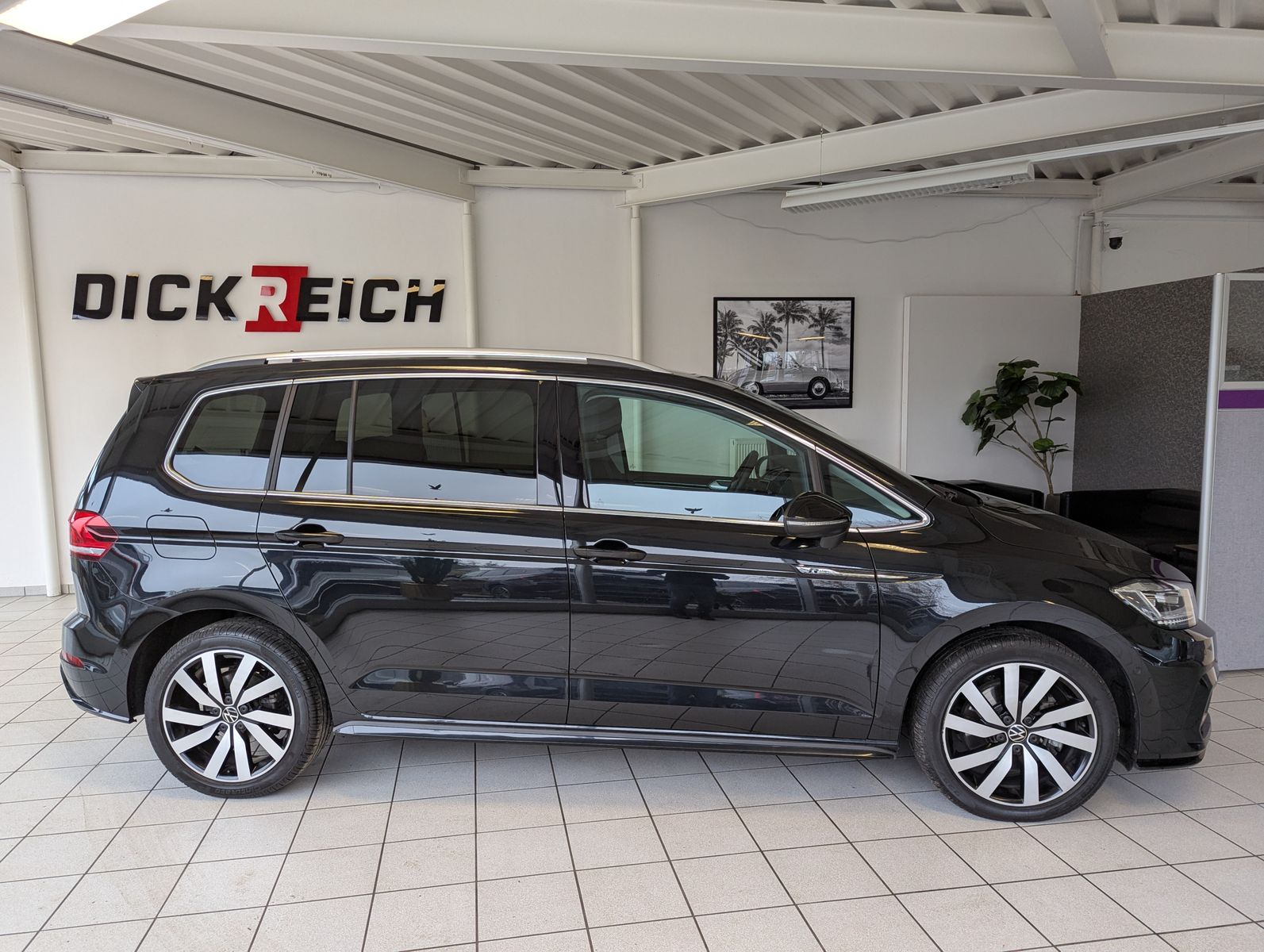 VW Touran 2.0 DSG R-Line High. Pano 7-Si IQ.Dri AHK - Image 8