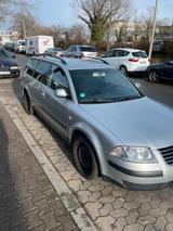 Volkswagen VW Passat 2.0 Benzin TÜV NEU 01/2028 - Volkswagen Passat aus 2003: Kombi