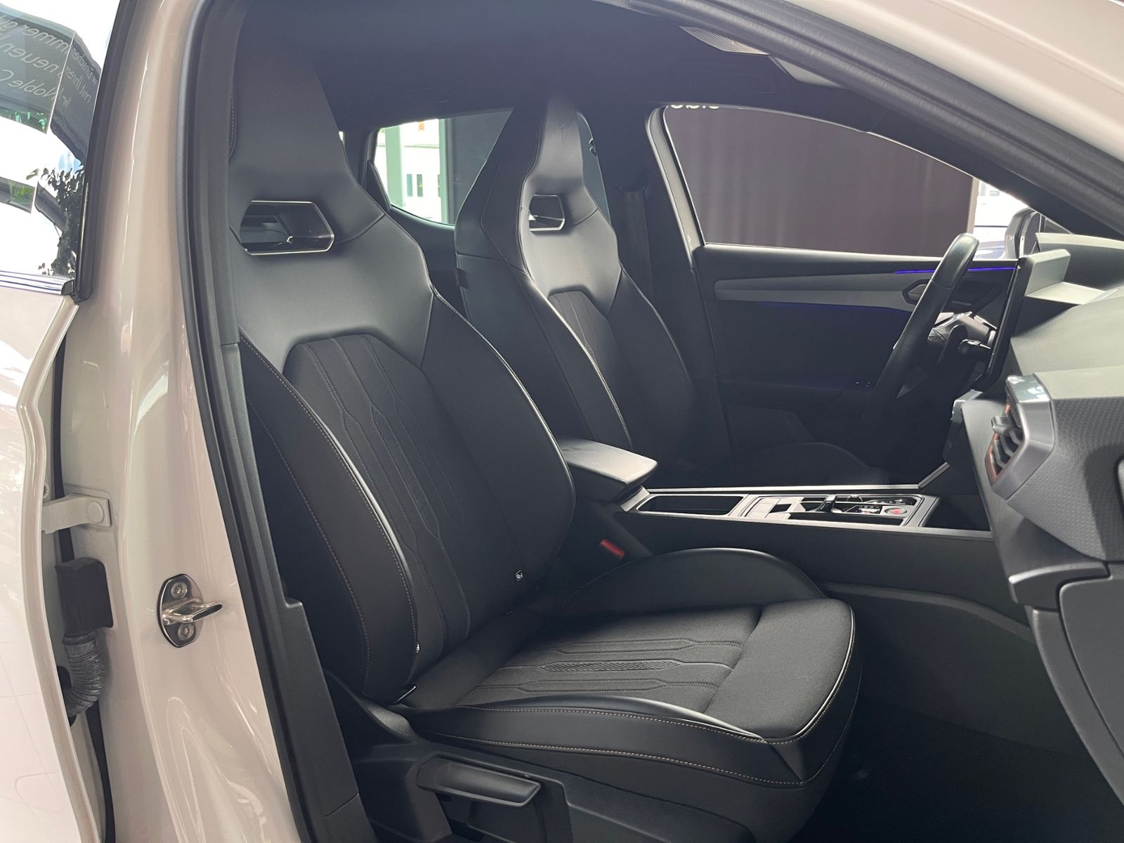 Fahrzeugabbildung CUPRA Leon VZ e-Hybrid LED ACC NAV RFK SHZ 19"