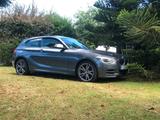 BMW 135i Coupé - - graue BMW 135