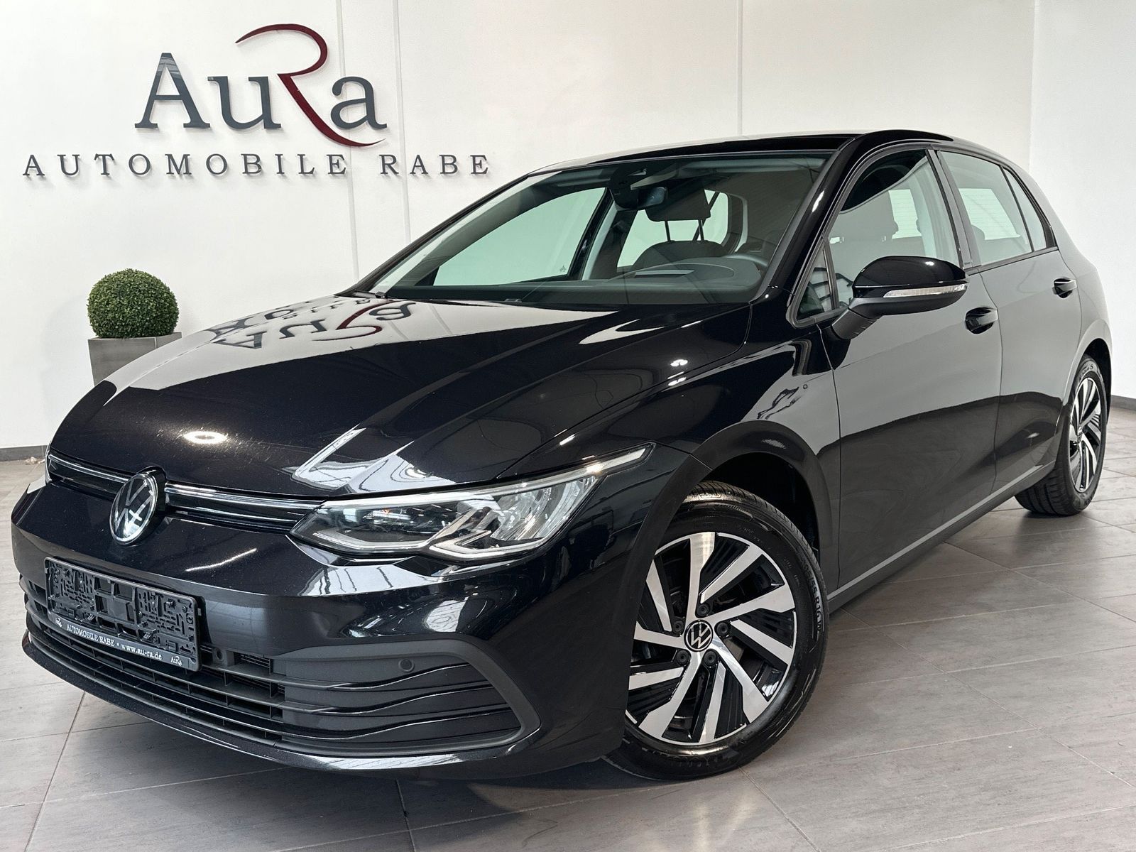 Fahrzeugabbildung Volkswagen Golf 2.0 TDI DSG Life NAV+LED+PANO+AHK+STHZ+HUD