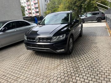 Volkswagen Tiguan - 1