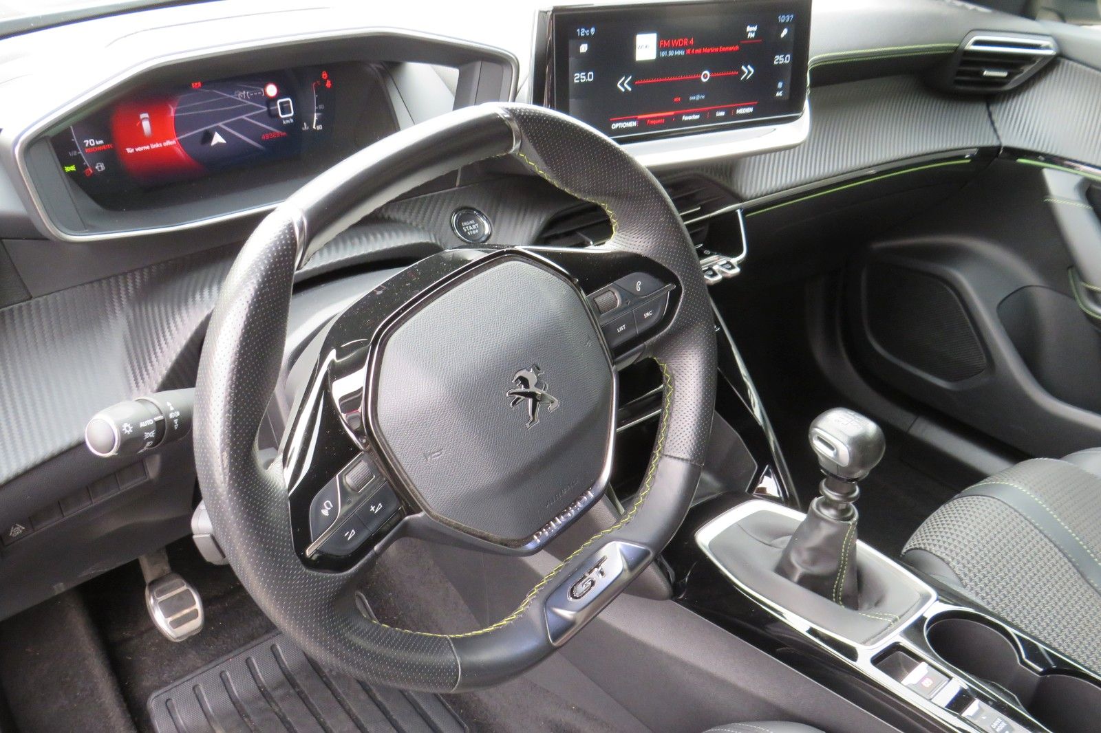 Fahrzeugabbildung Peugeot 2008 GT 1.2 PURETECH NAVI KAMERA PDC ACC 1.HAND