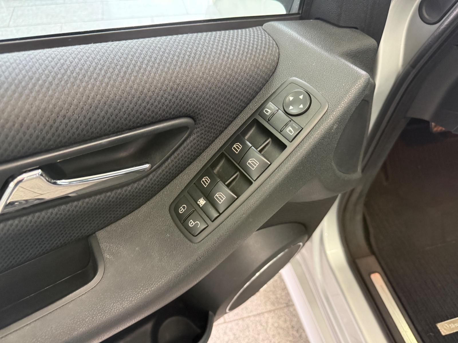 Mercedes-Benz B 200*SPORT*AUTOMATIK*SHZ*NAVI*AHK*TEMP*PARK-ASS