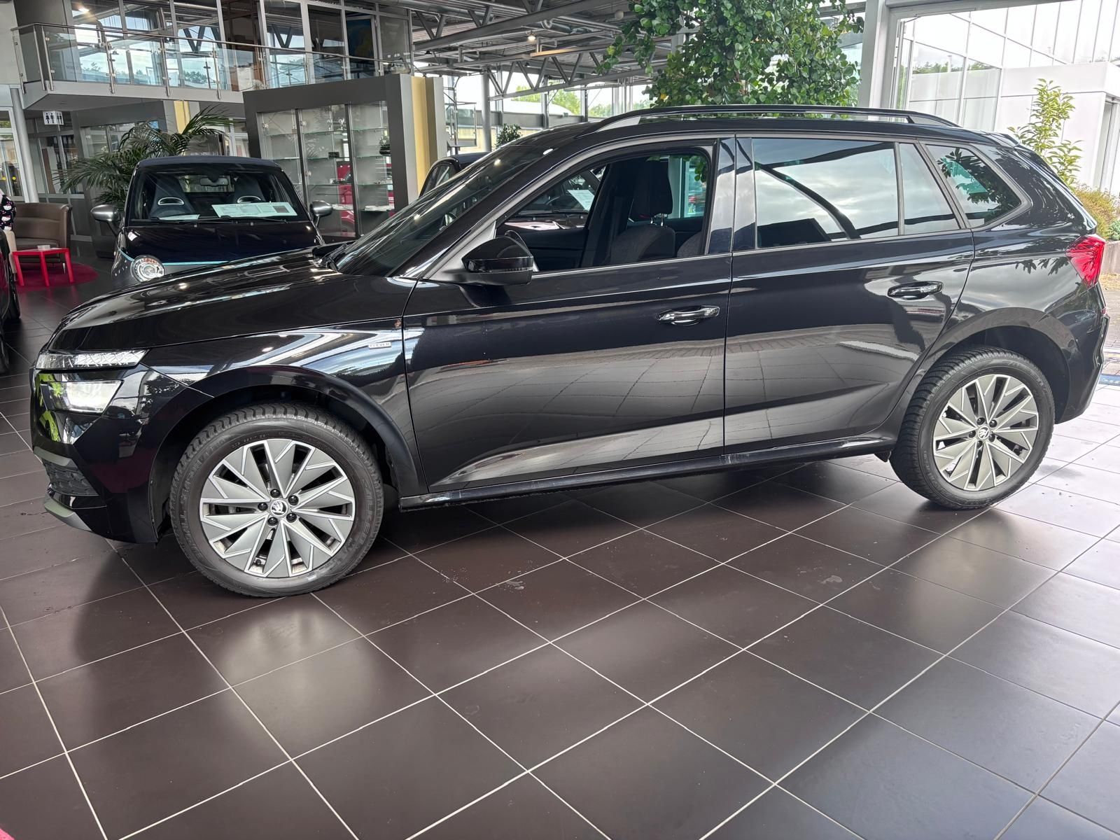 Fahrzeugabbildung SKODA Kamiq 1.5 TSI Clever  NAVI PANO KAMERA