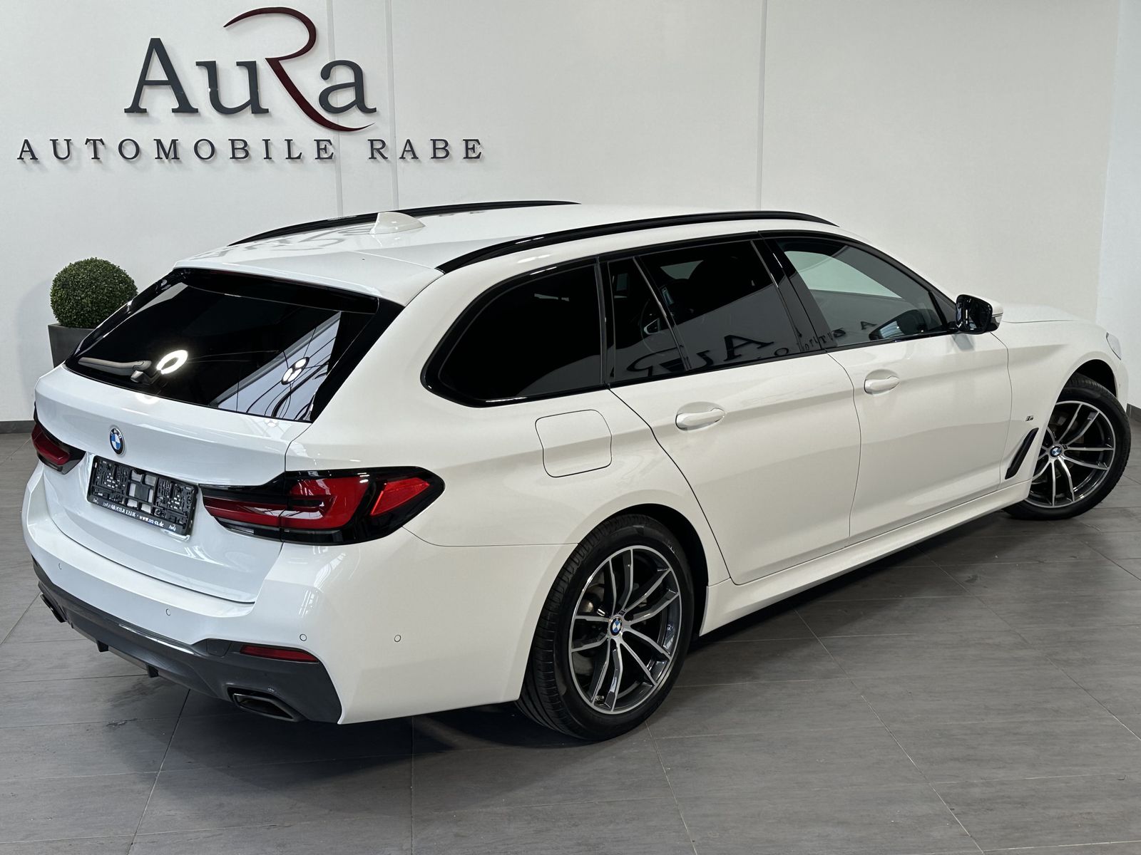 Fahrzeugabbildung BMW 520d Touring M-Sport NAV+LED+ACC+AHK+KAM+H&K+VC