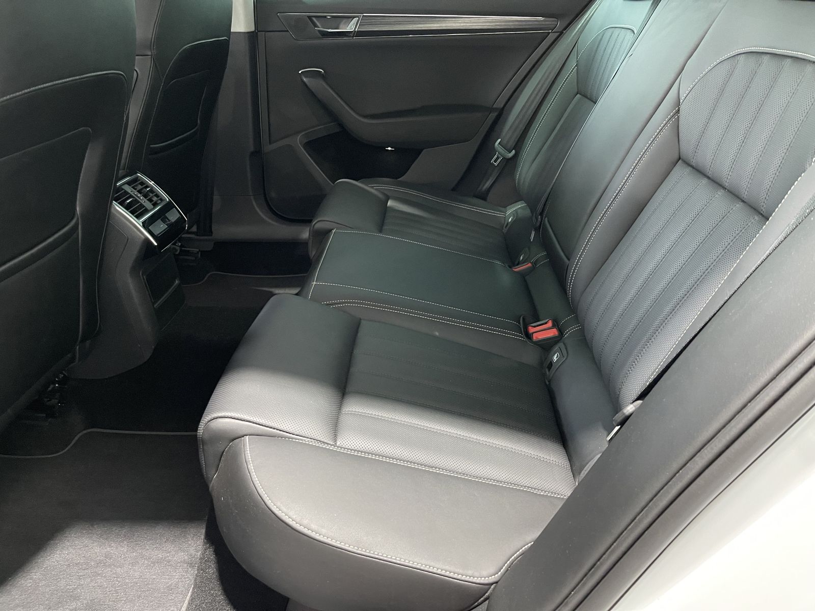 Fahrzeugabbildung SKODA Superb 2.0 TDI*Premium Edition*LED*AHK*Leder*